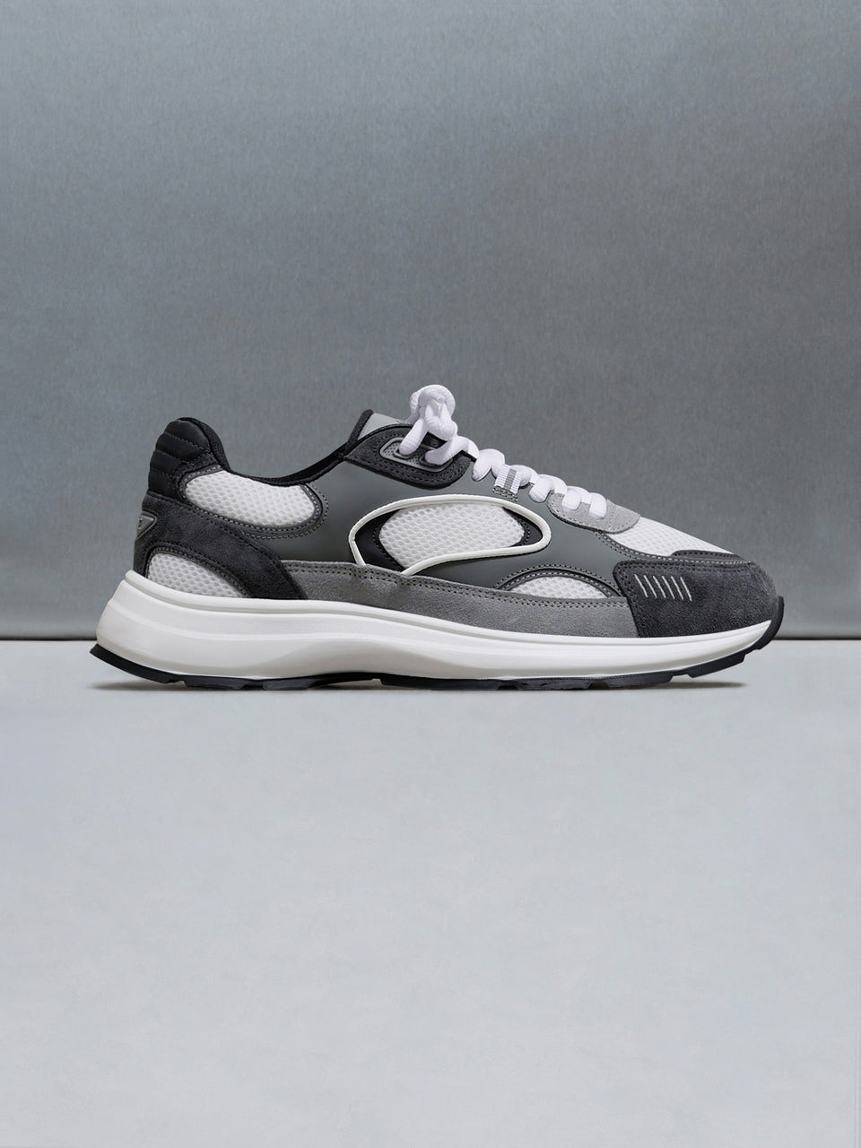 Circuit Trainer in White Grey