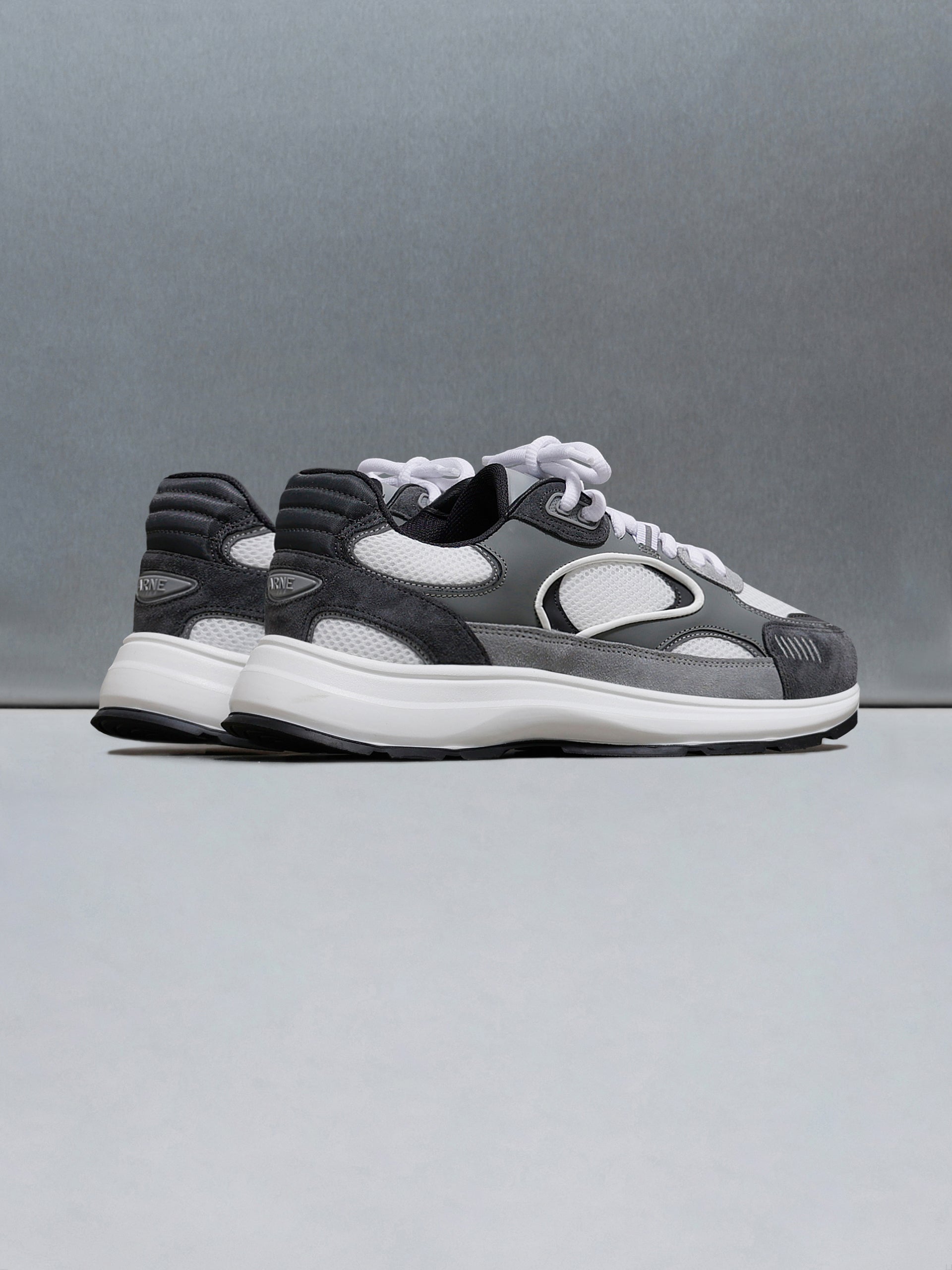 Circuit Trainer in White Grey