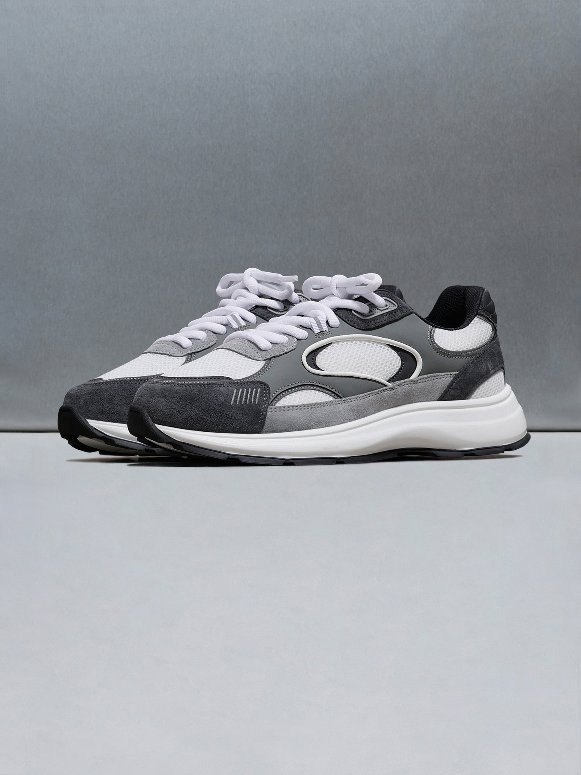 Circuit Trainer in White Grey