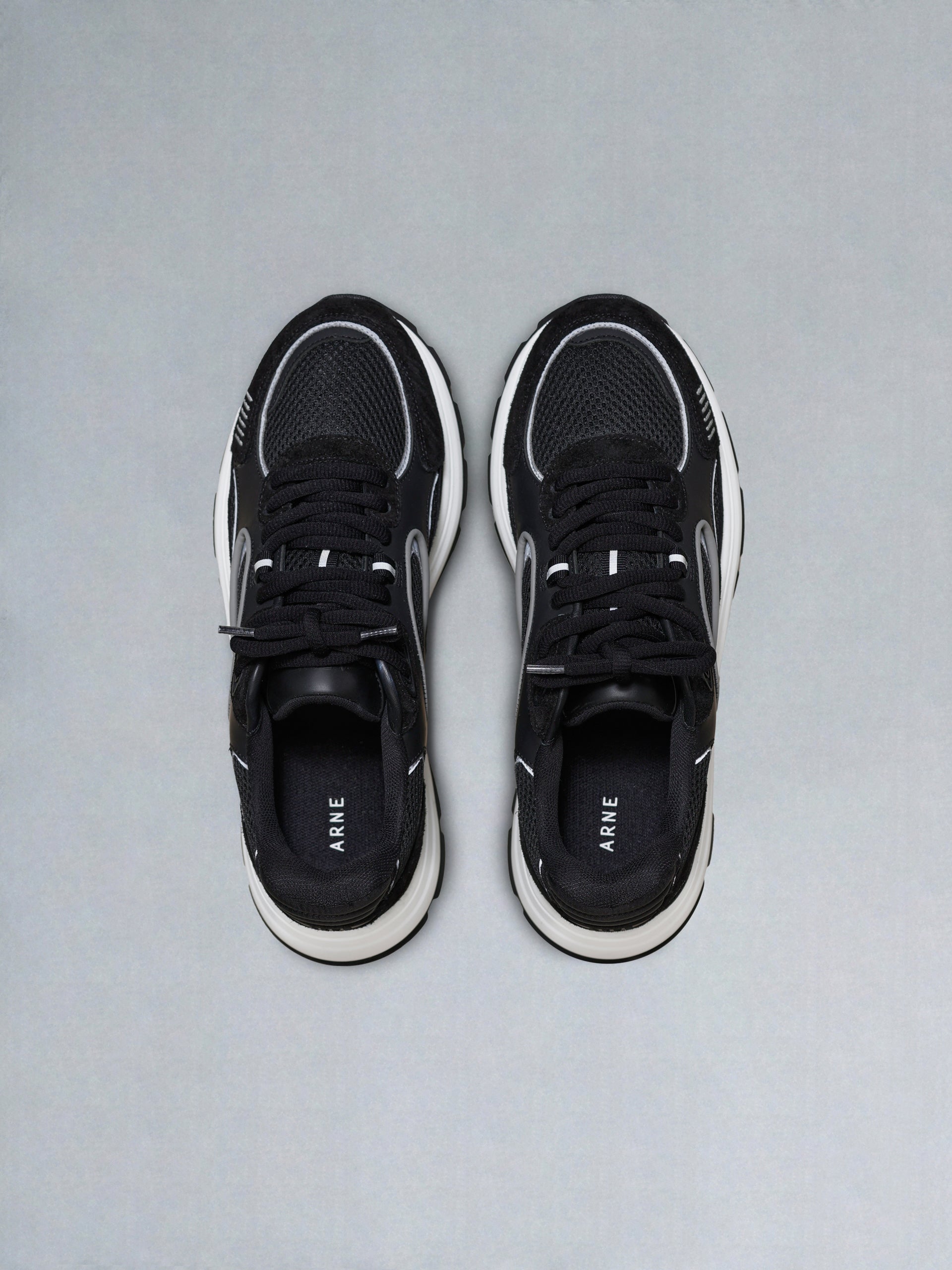 Circuit Trainer in Black