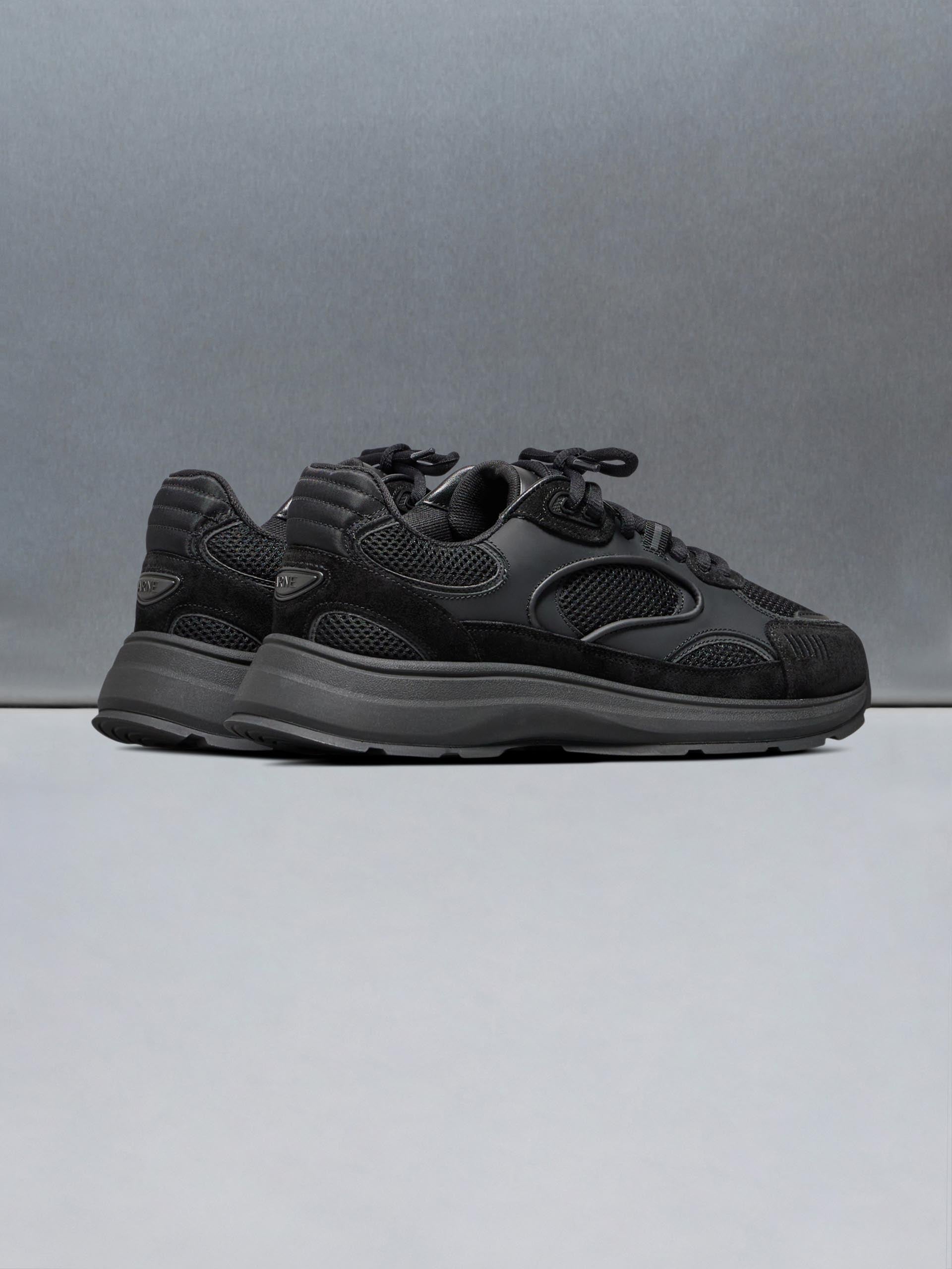 Circuit Trainer in Triple Black