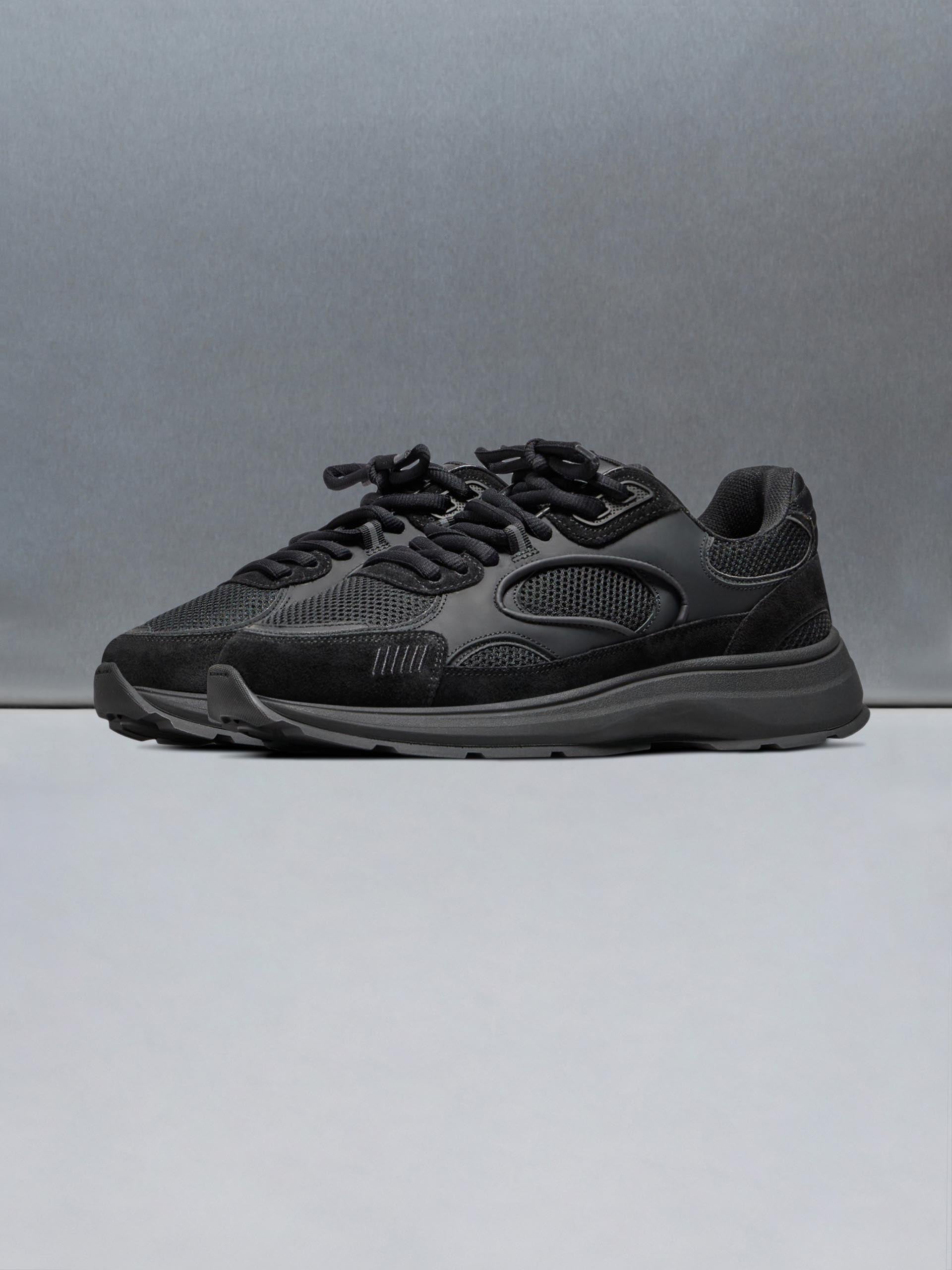 Circuit Trainer in Triple Black