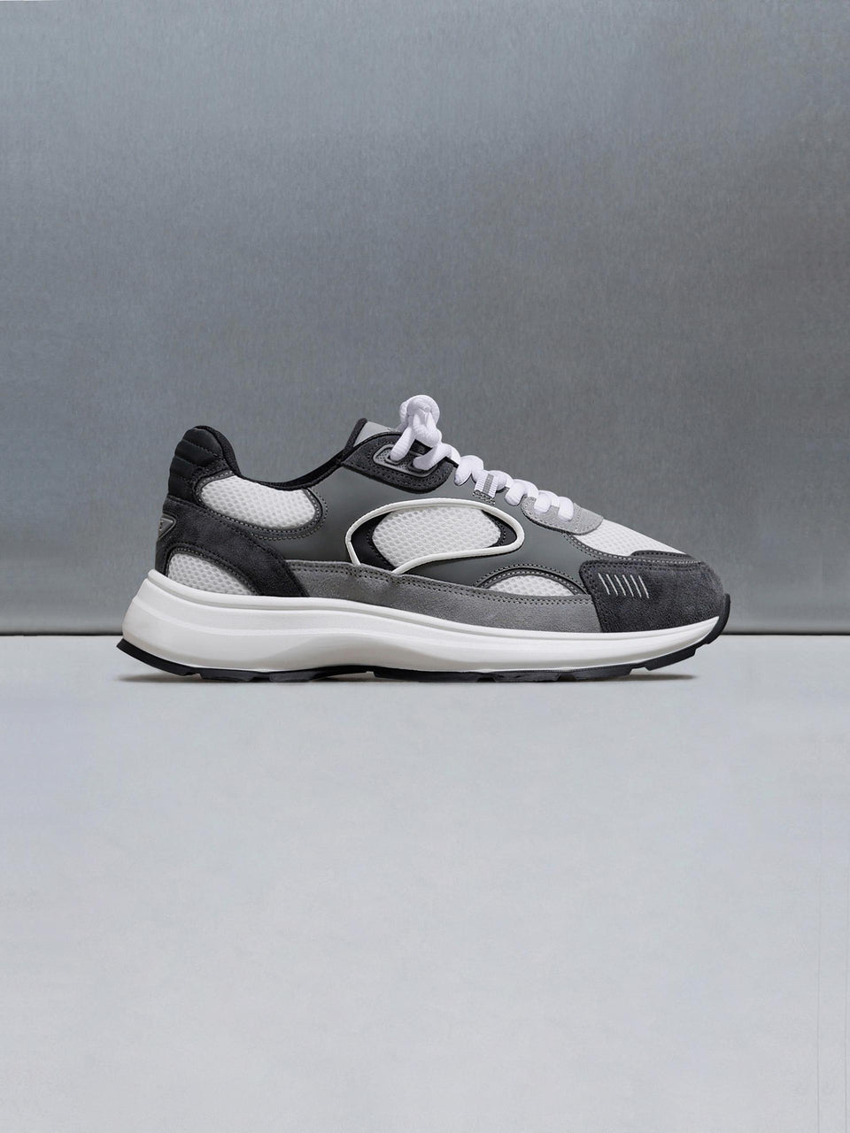 Circuit Trainer in White Grey