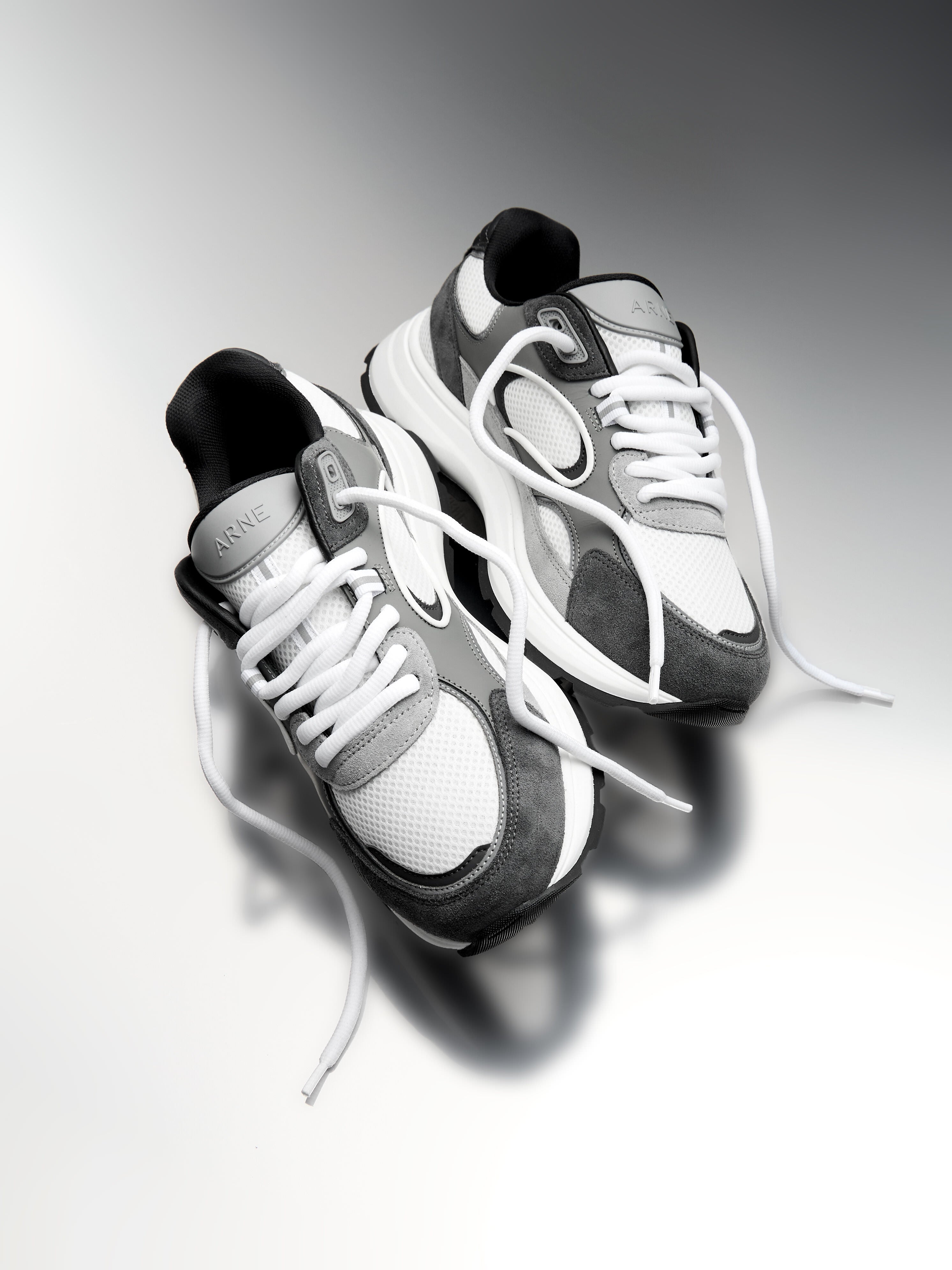 Circuit Trainer in White Grey