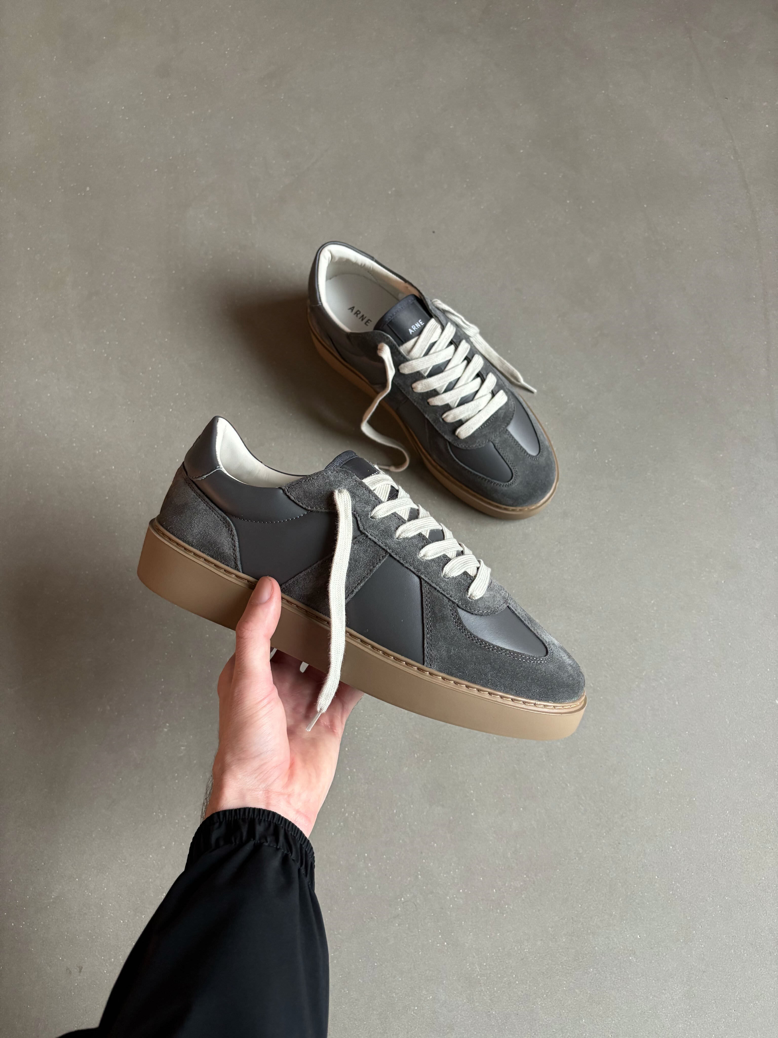 Classic Court Trainer in Charcoal Gum