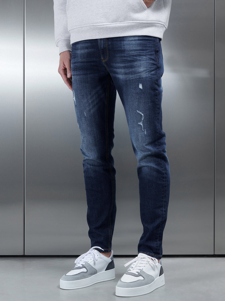 Distressed Denim Jeans in Dark Blue