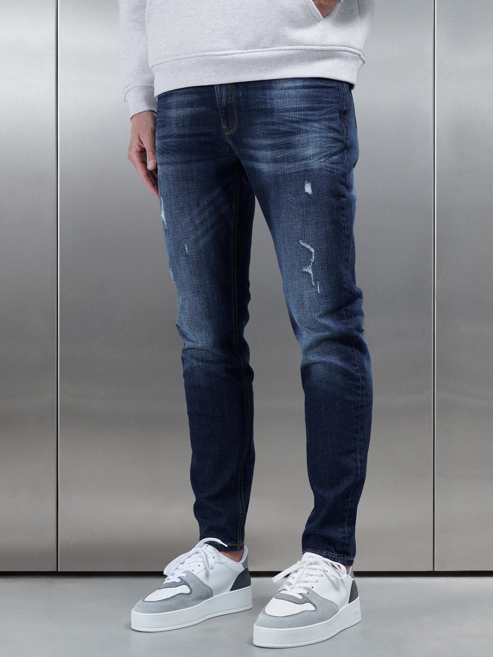 Distressed Denim Jeans in Dark Blue