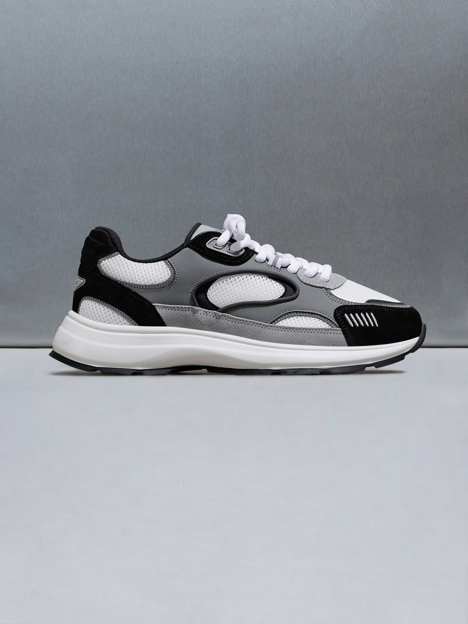 Circuit Trainer in White Black