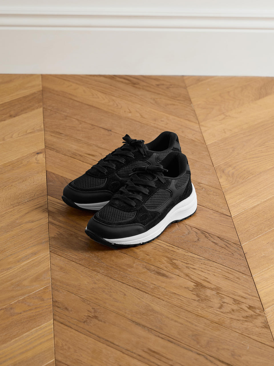 Apollo Runner in Black