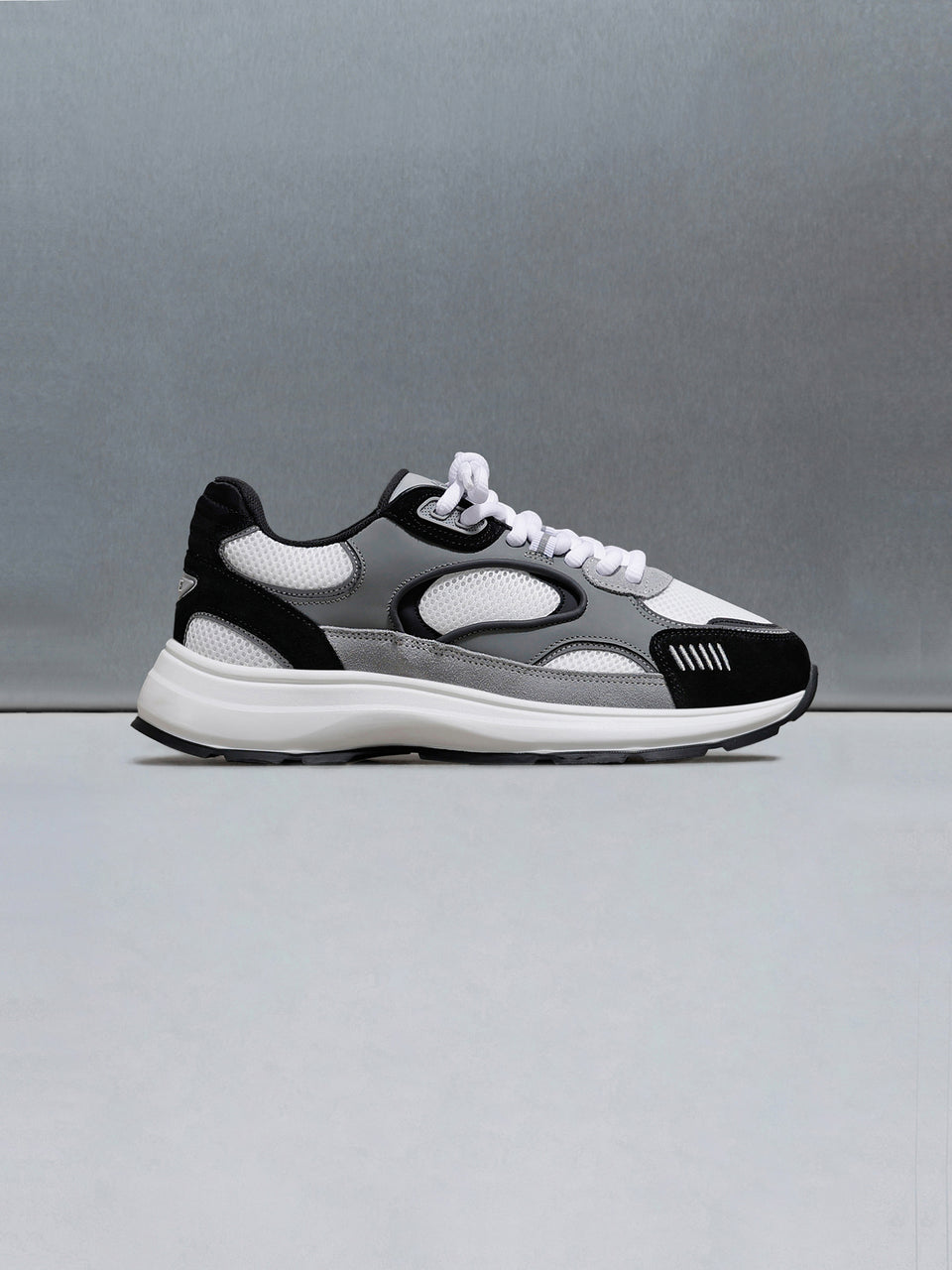 Circuit Trainer in White Black