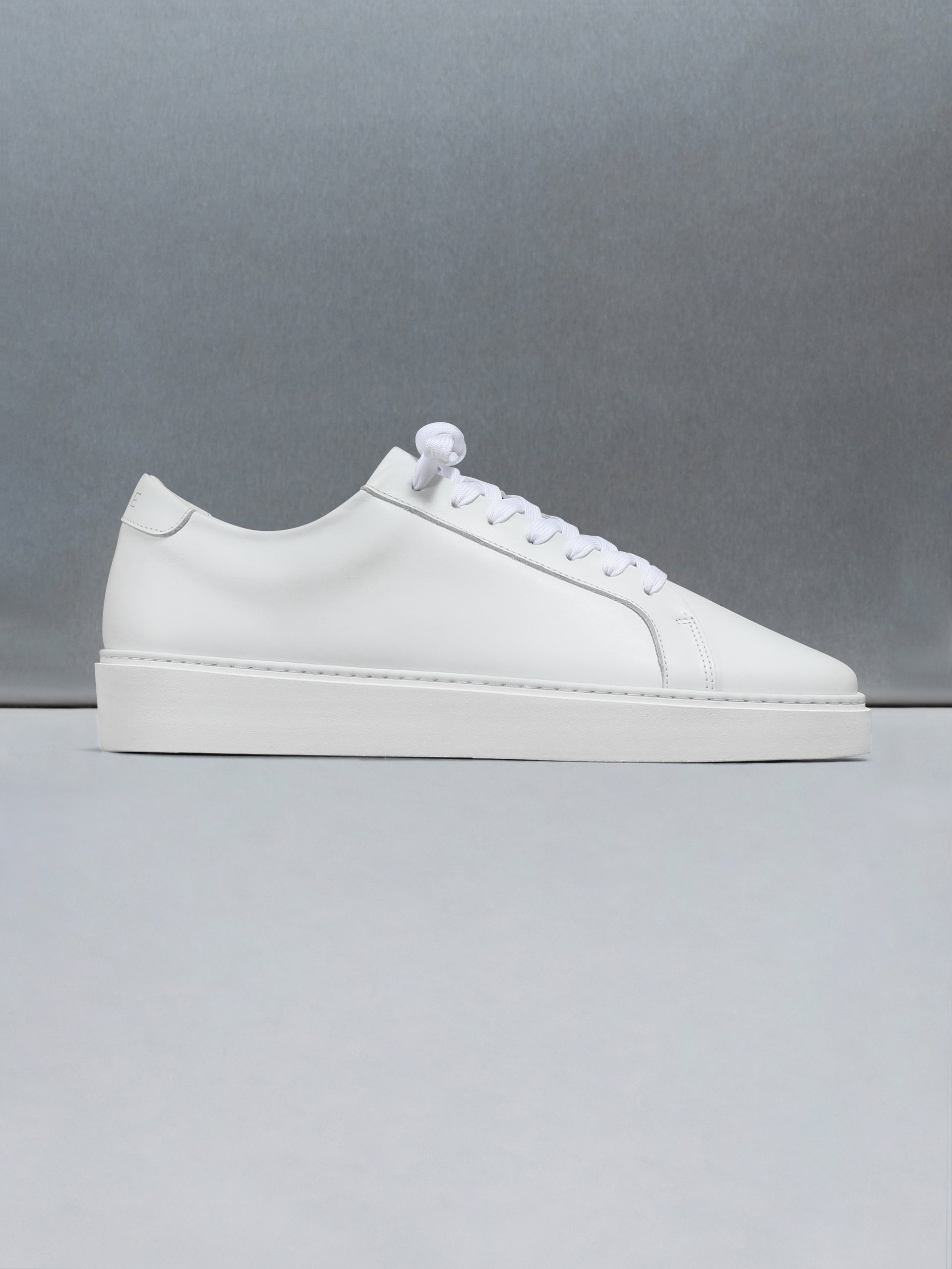 Mid Essential Trainer in White