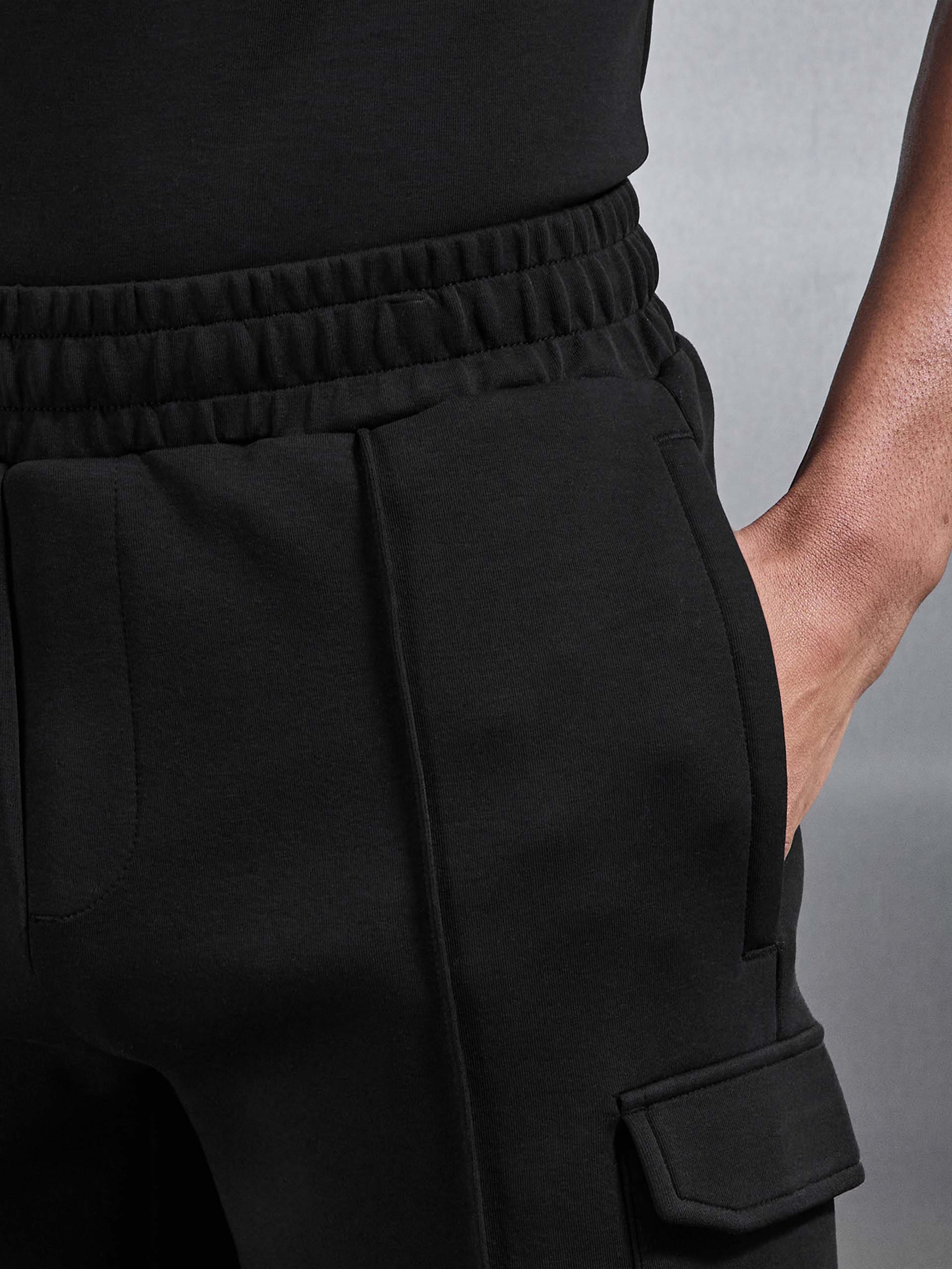 Everyday Luxe Cargo Short in Black