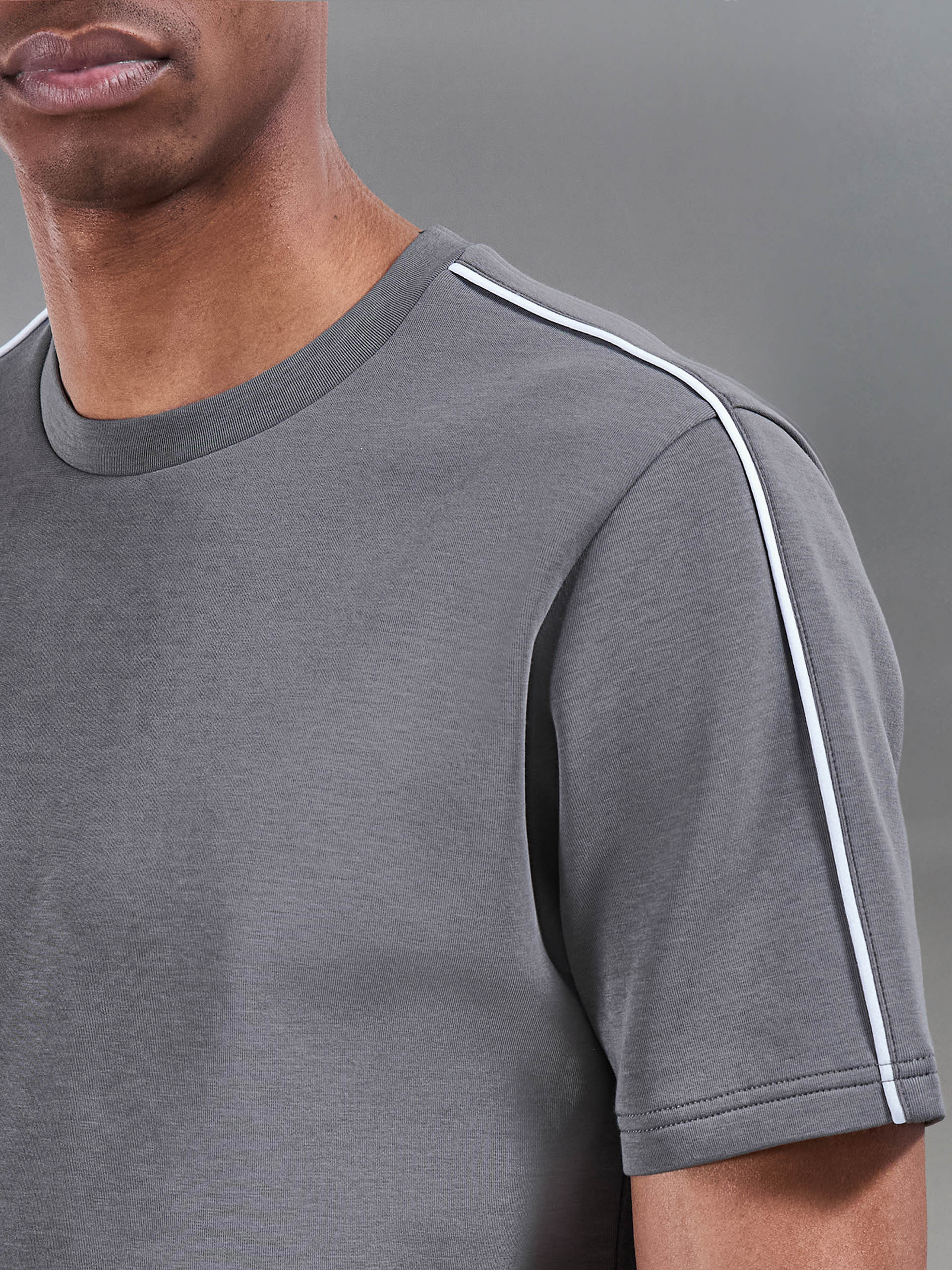 Everyday Luxe Piping T-Shirt in Grey