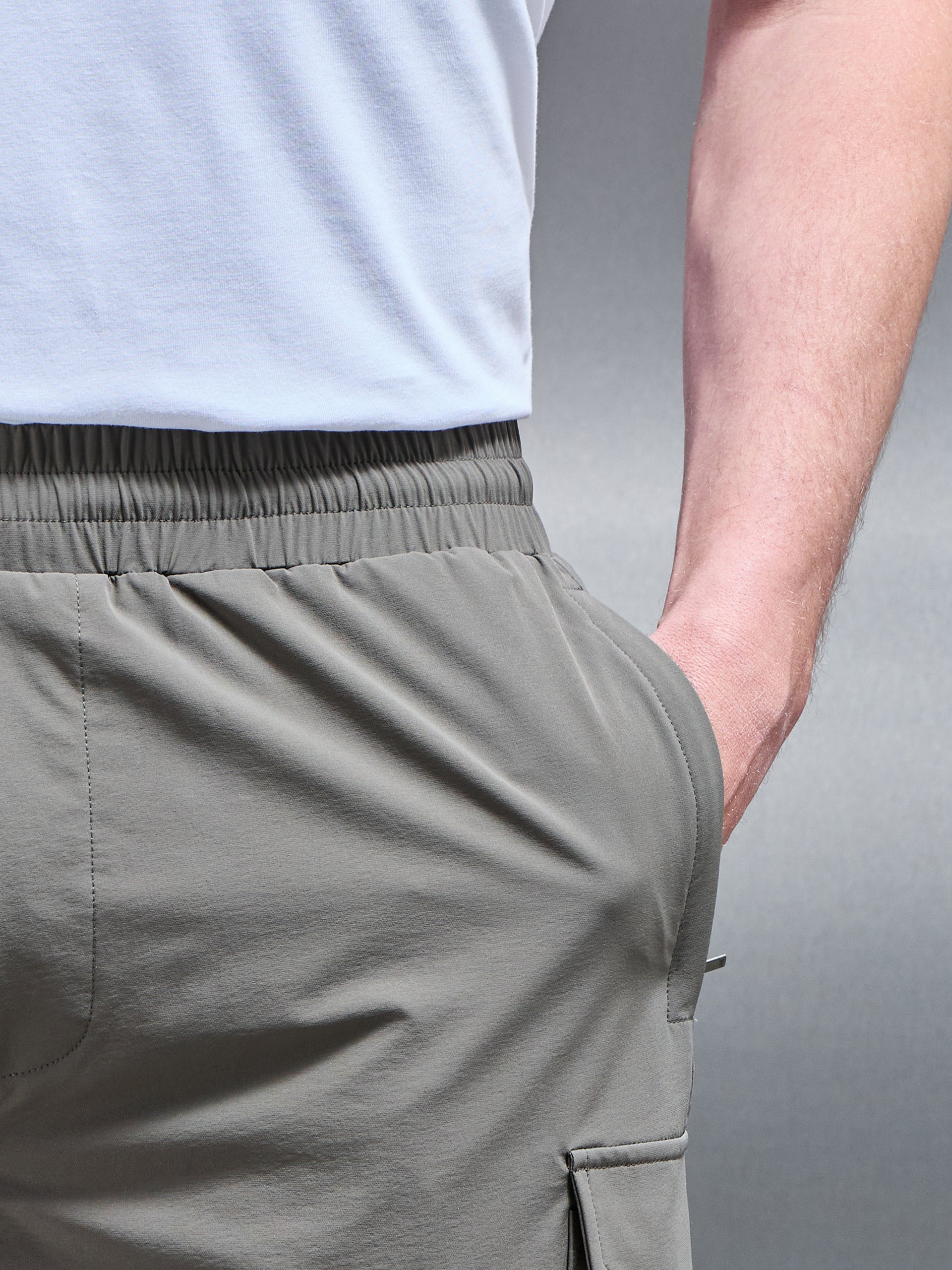 Flat Pocket Technical Cargo Short in Olive