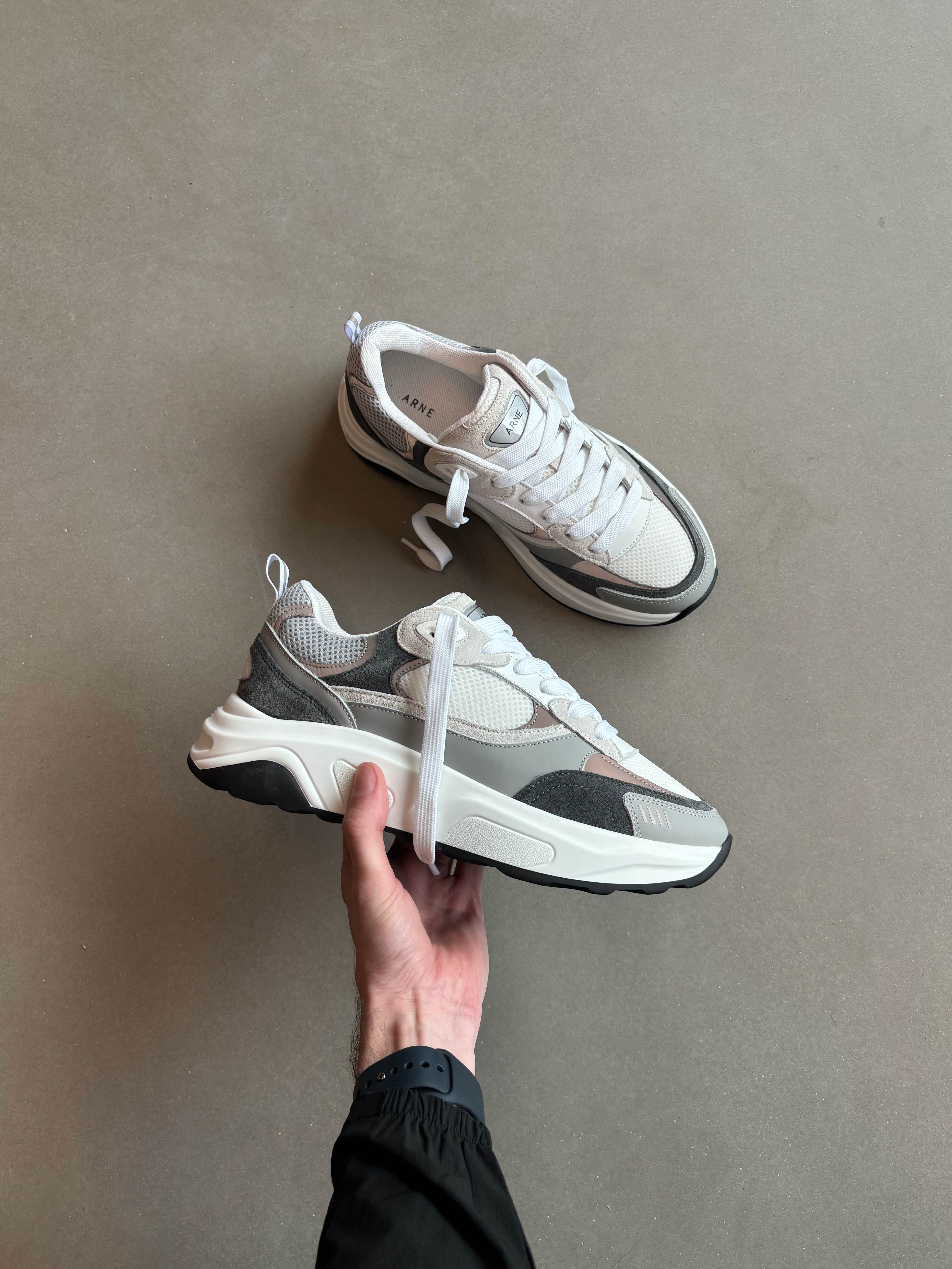 Flow Runner in White Grey