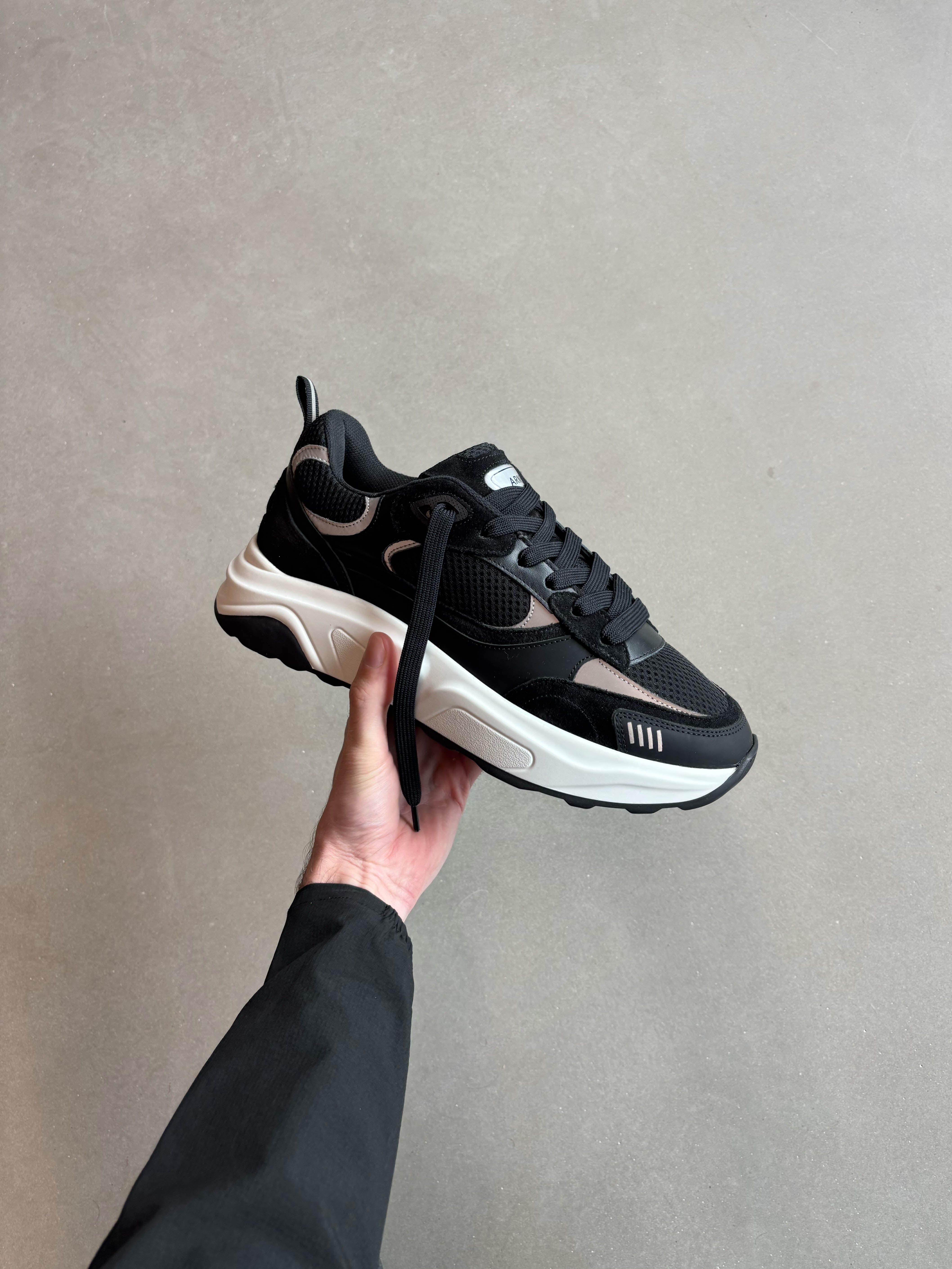 Flow Runner in Black