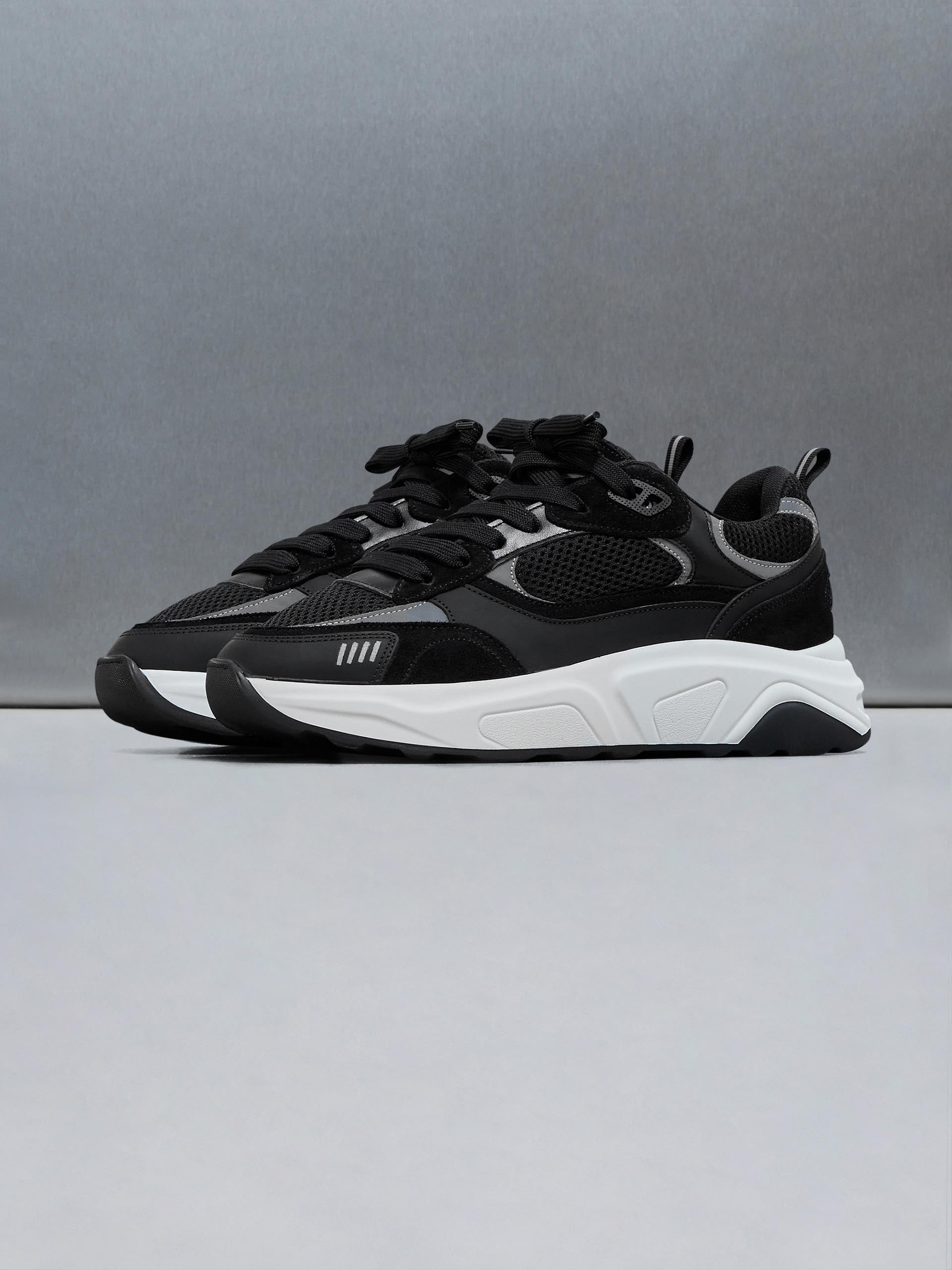 Flow Runner in Black