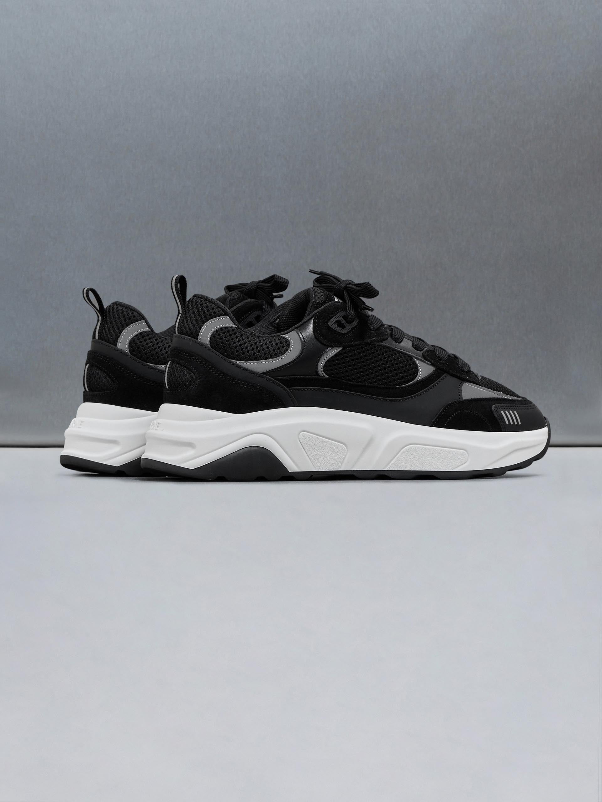 Flow Runner in Black