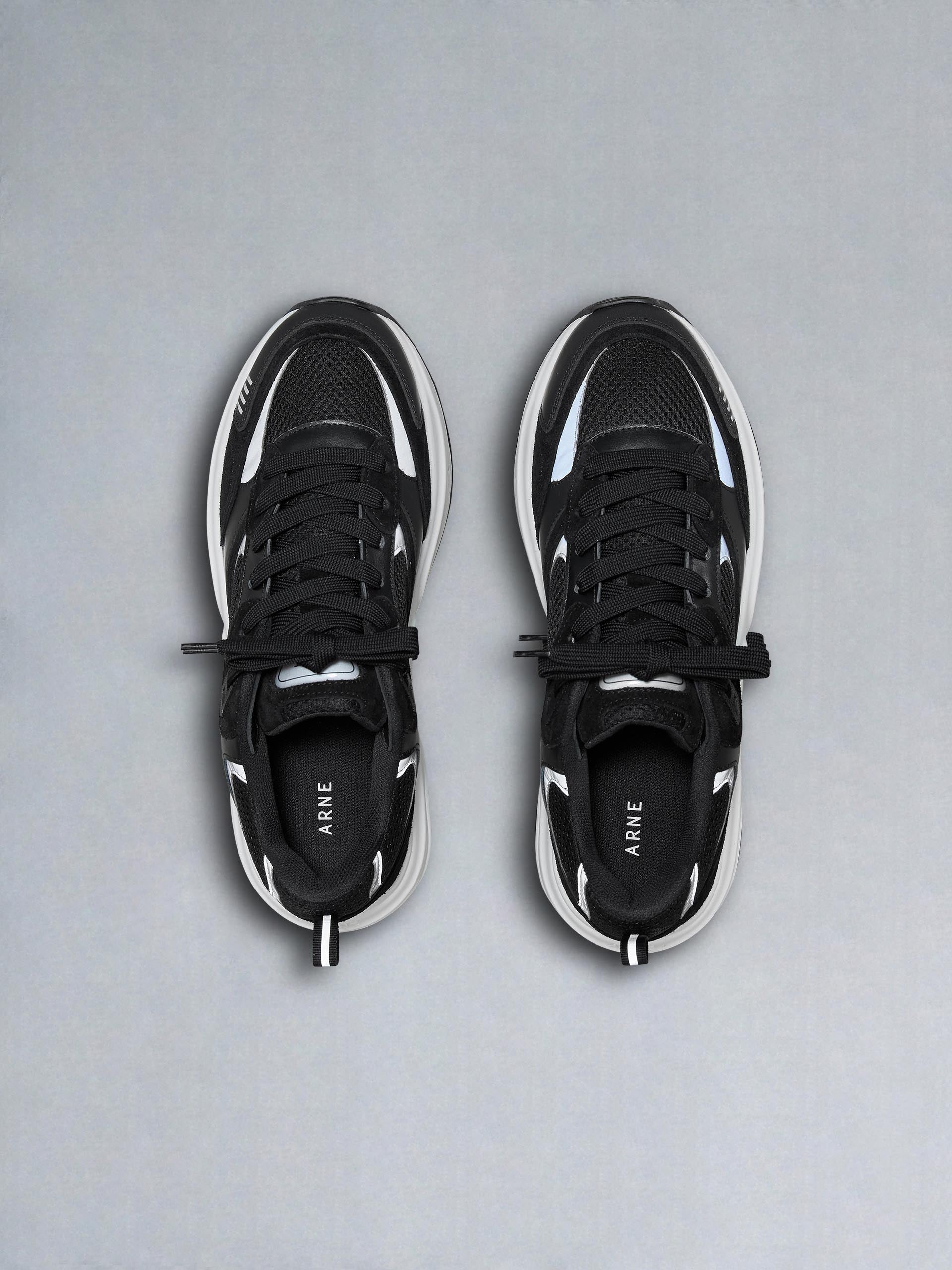 Flow Runner in Black