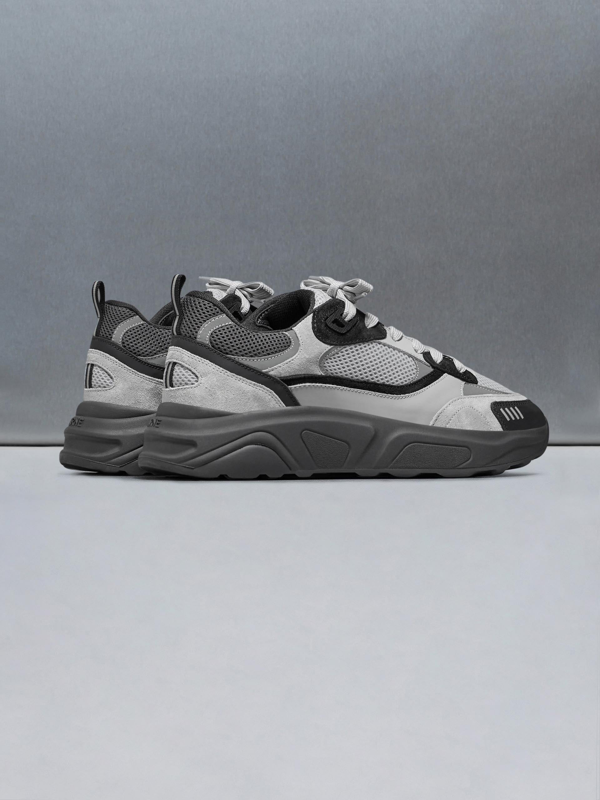 Flow Runner in Midnight Grey