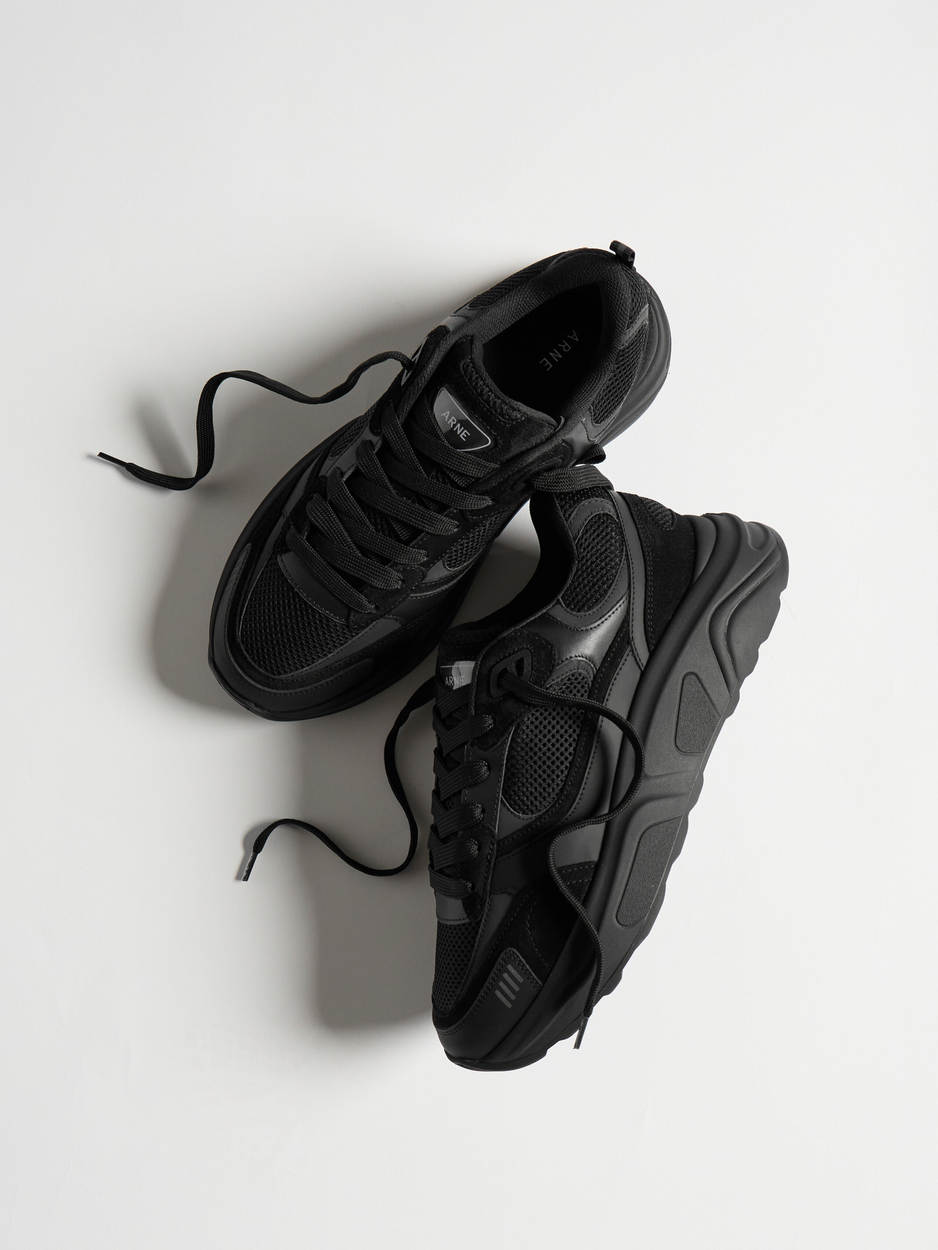 Flow Runner in Triple Black