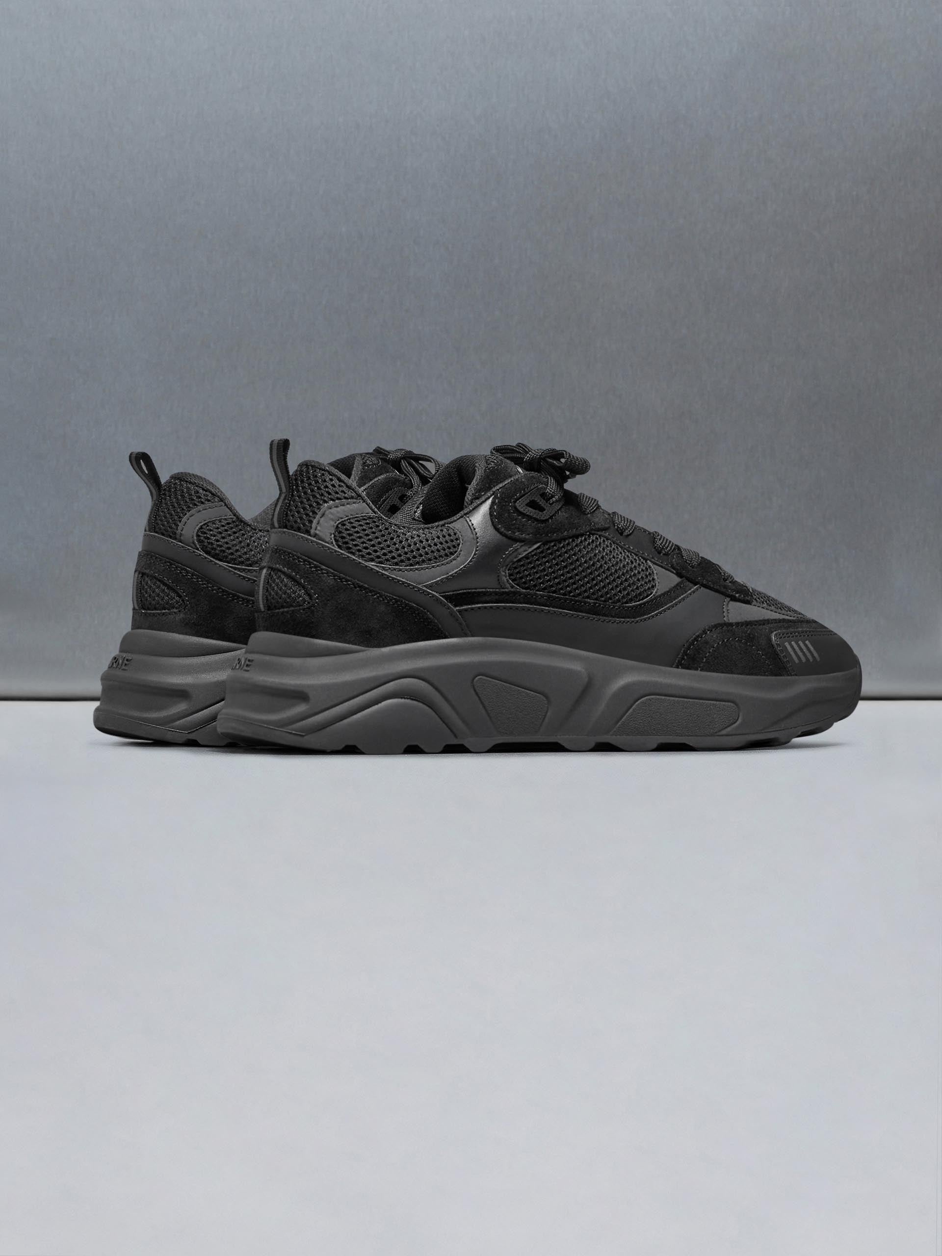 Flow Runner in Triple Black