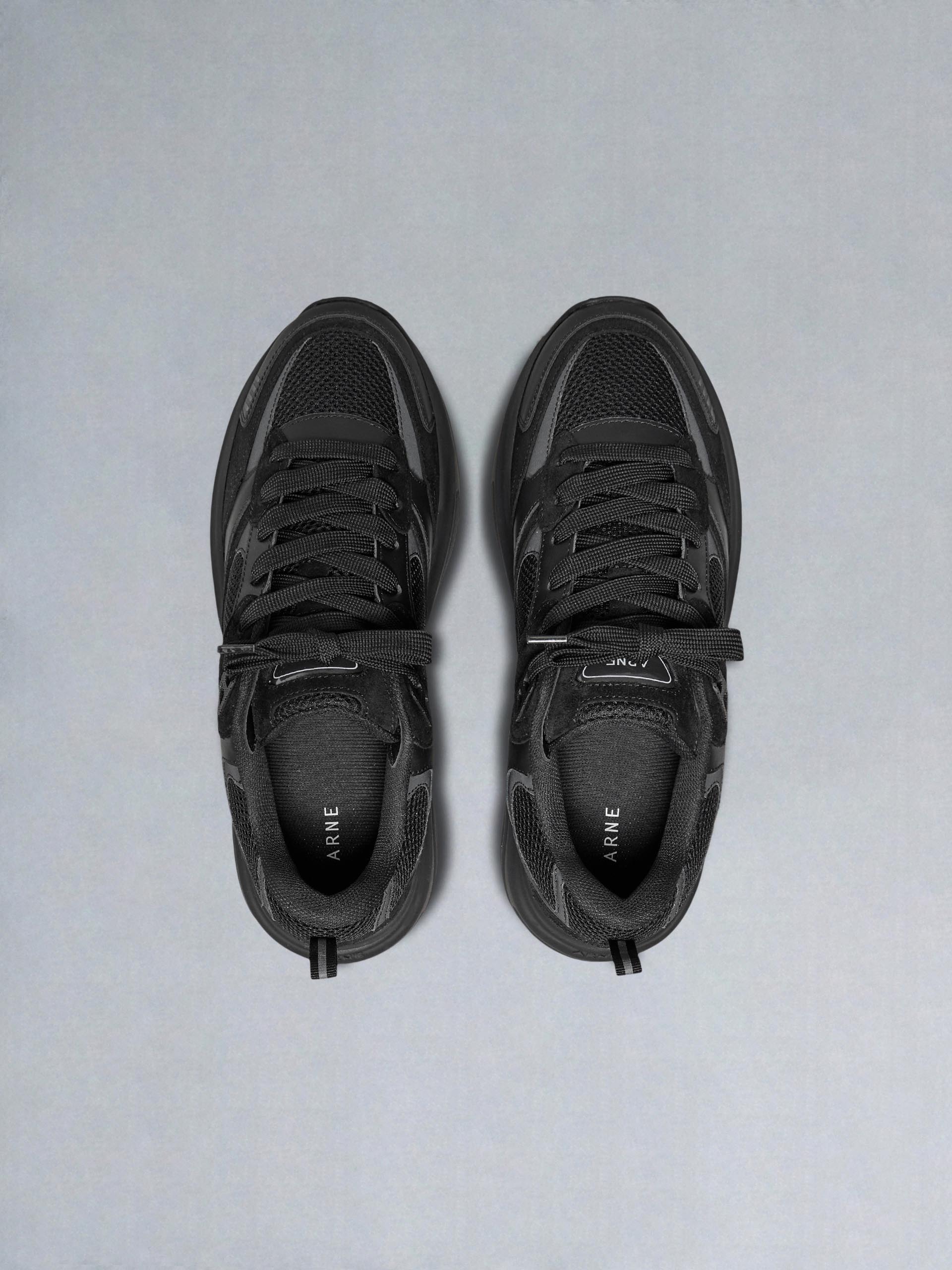 Flow Runner in Triple Black