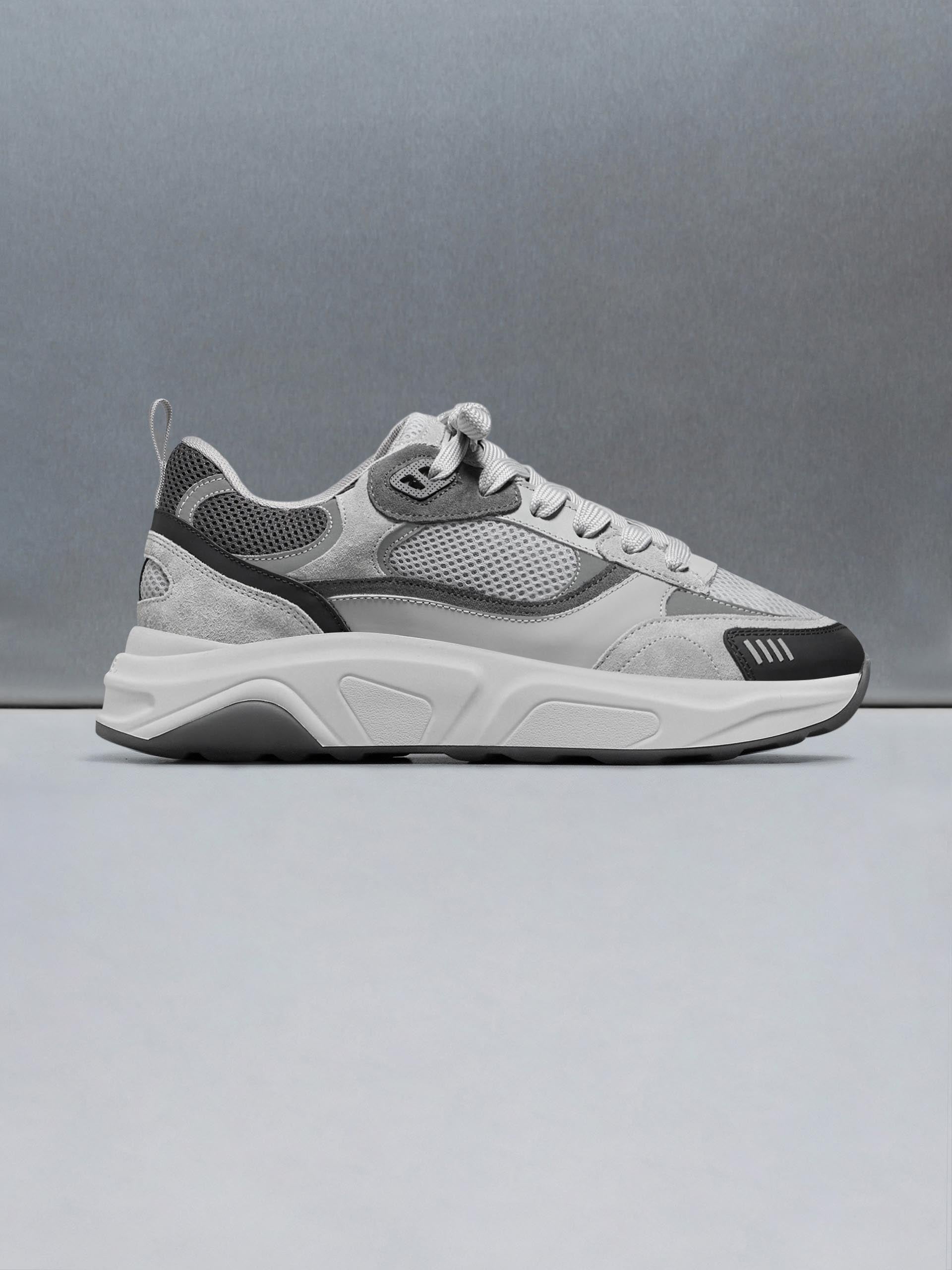 Flow Runner in Triple Grey