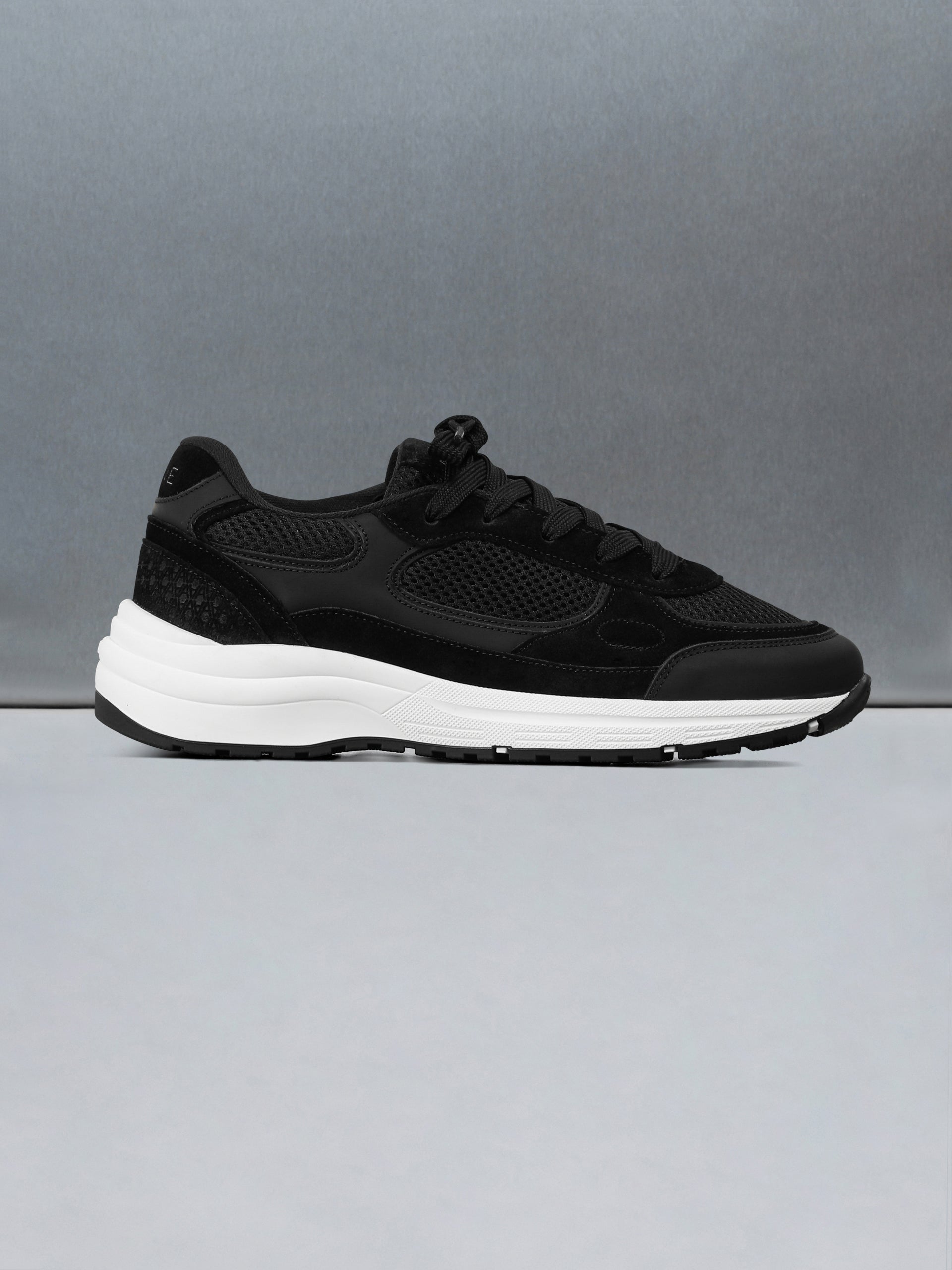 Apollo Runner in Black