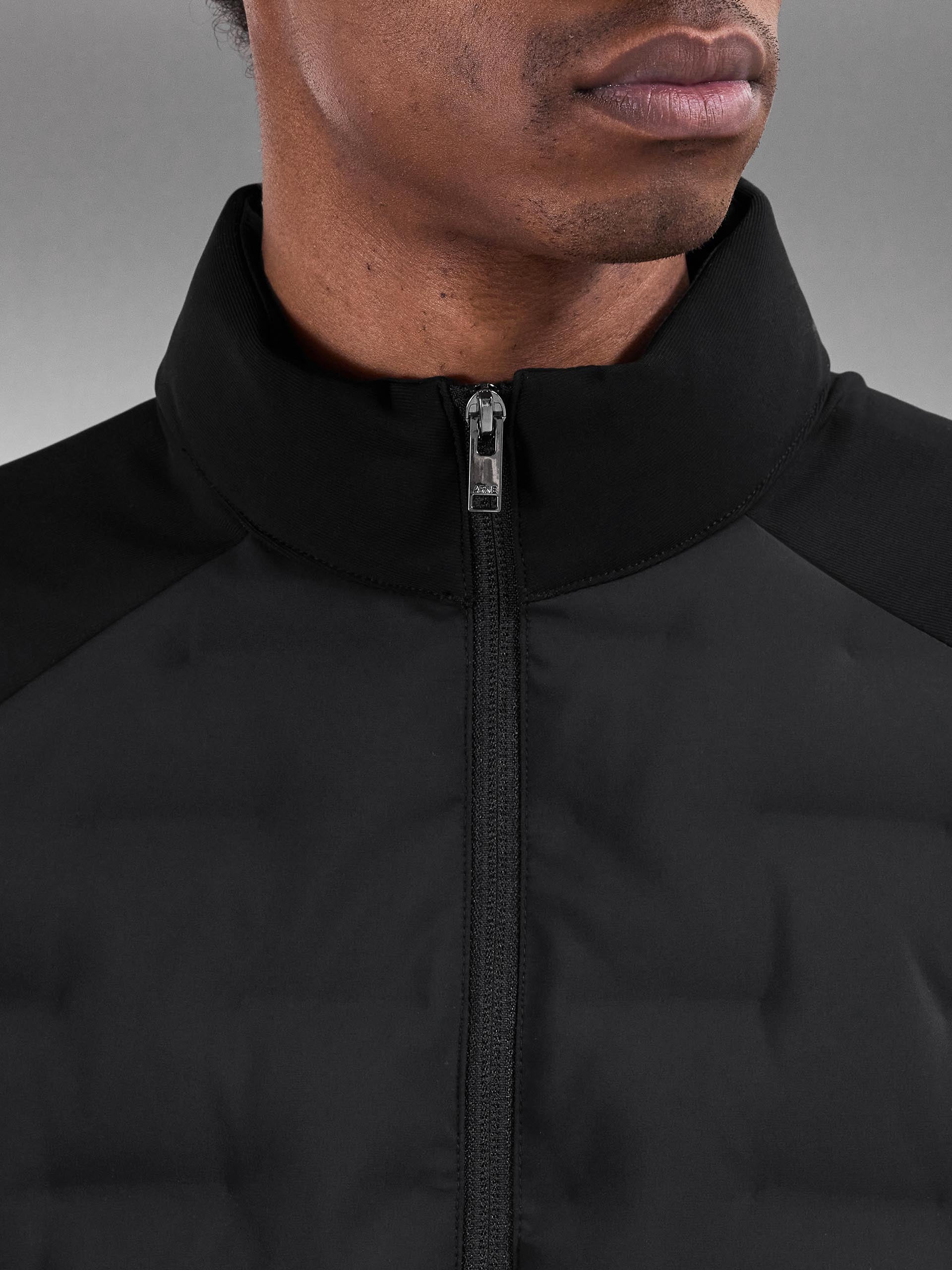 Golf Hybrid Jacket in Black