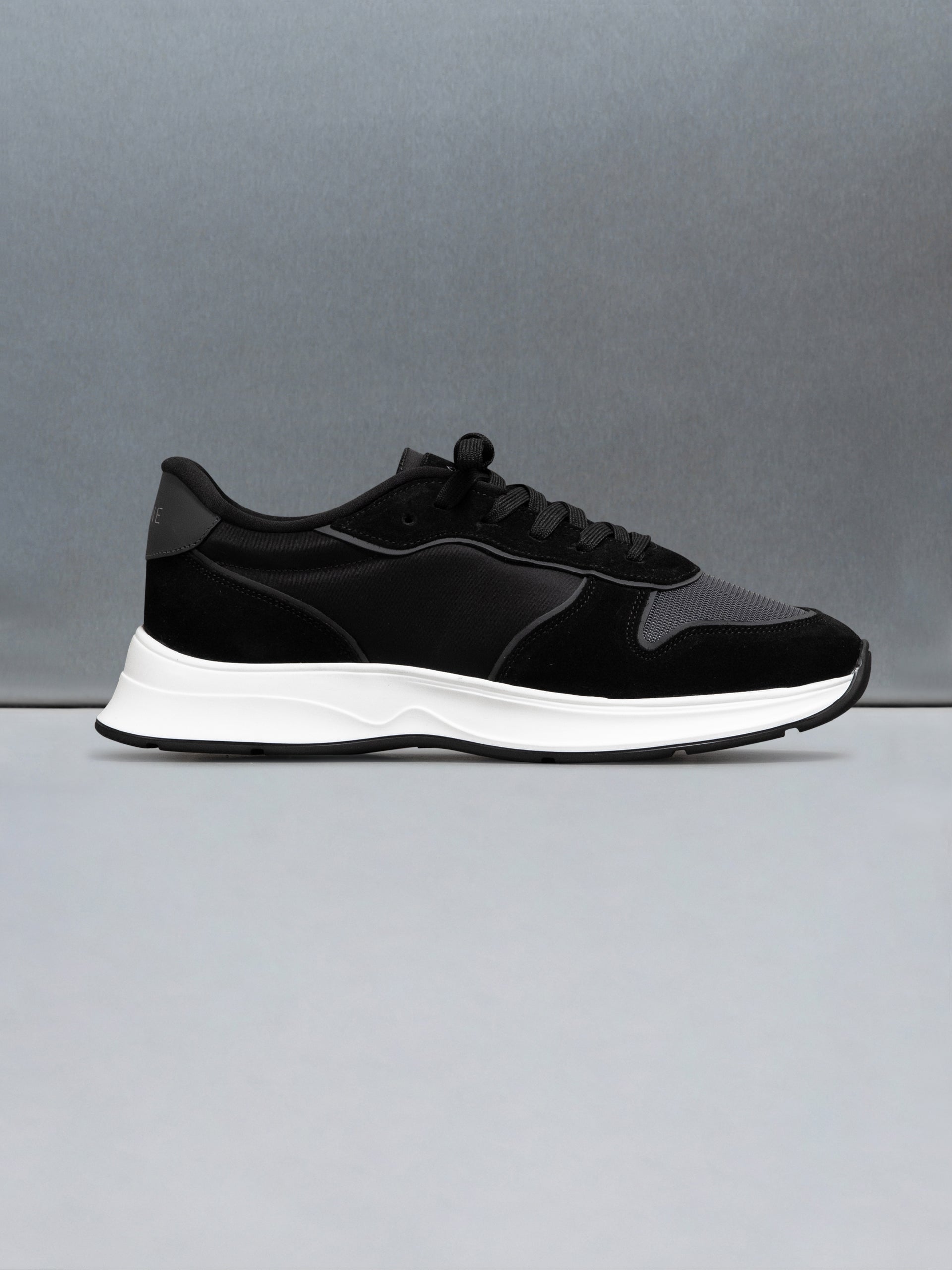 Hybrid Runner in Black Grey