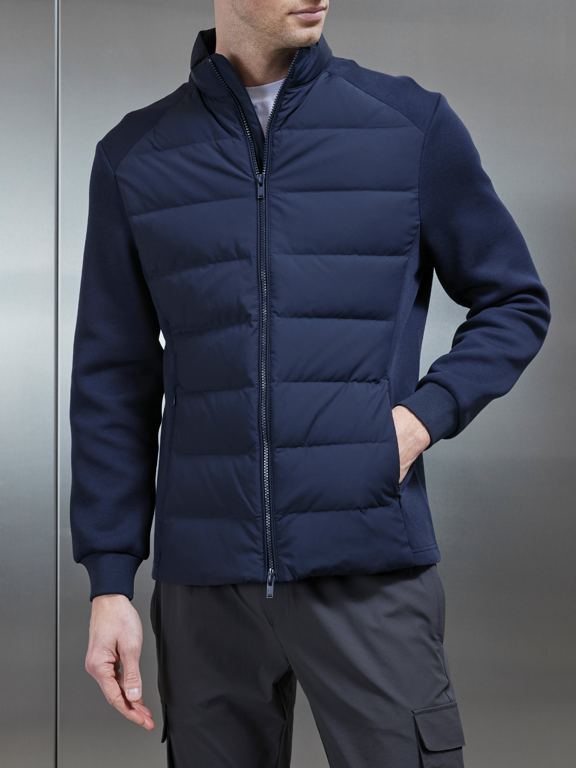 Hybrid Technical Puffer Jacket in Navy ARNE