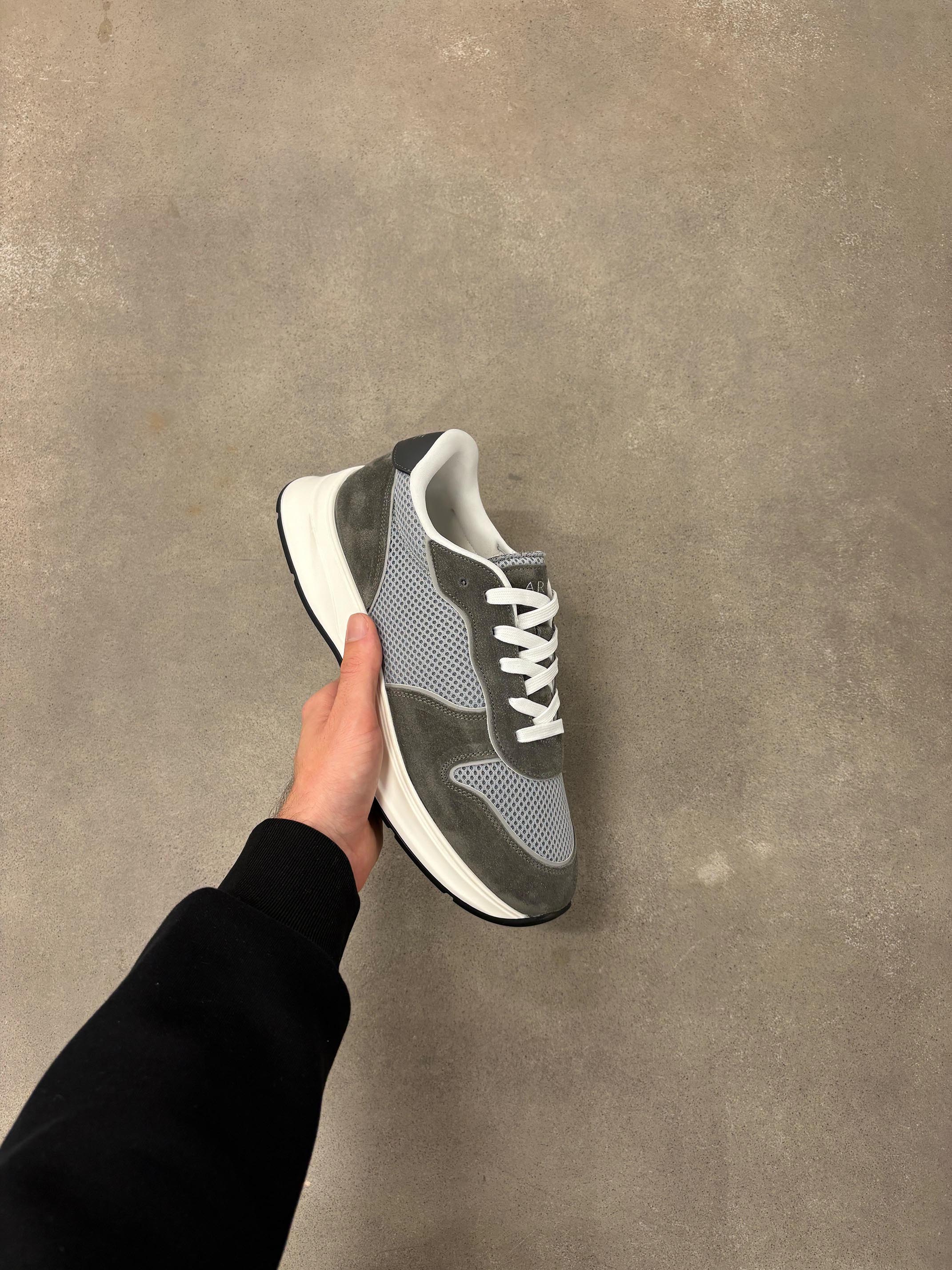 Hybrid Runner in Grey
