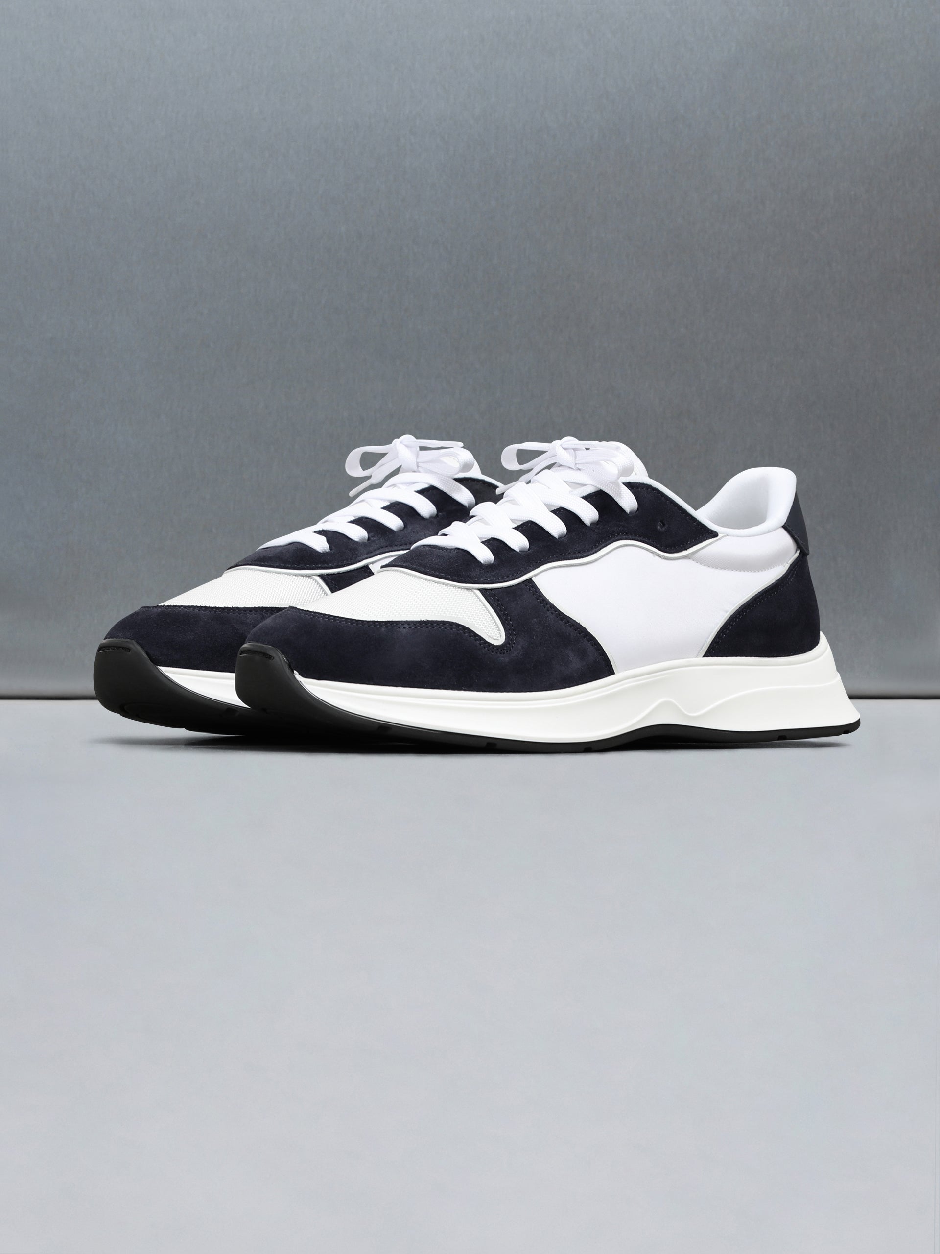 Hybrid Runner in White Navy