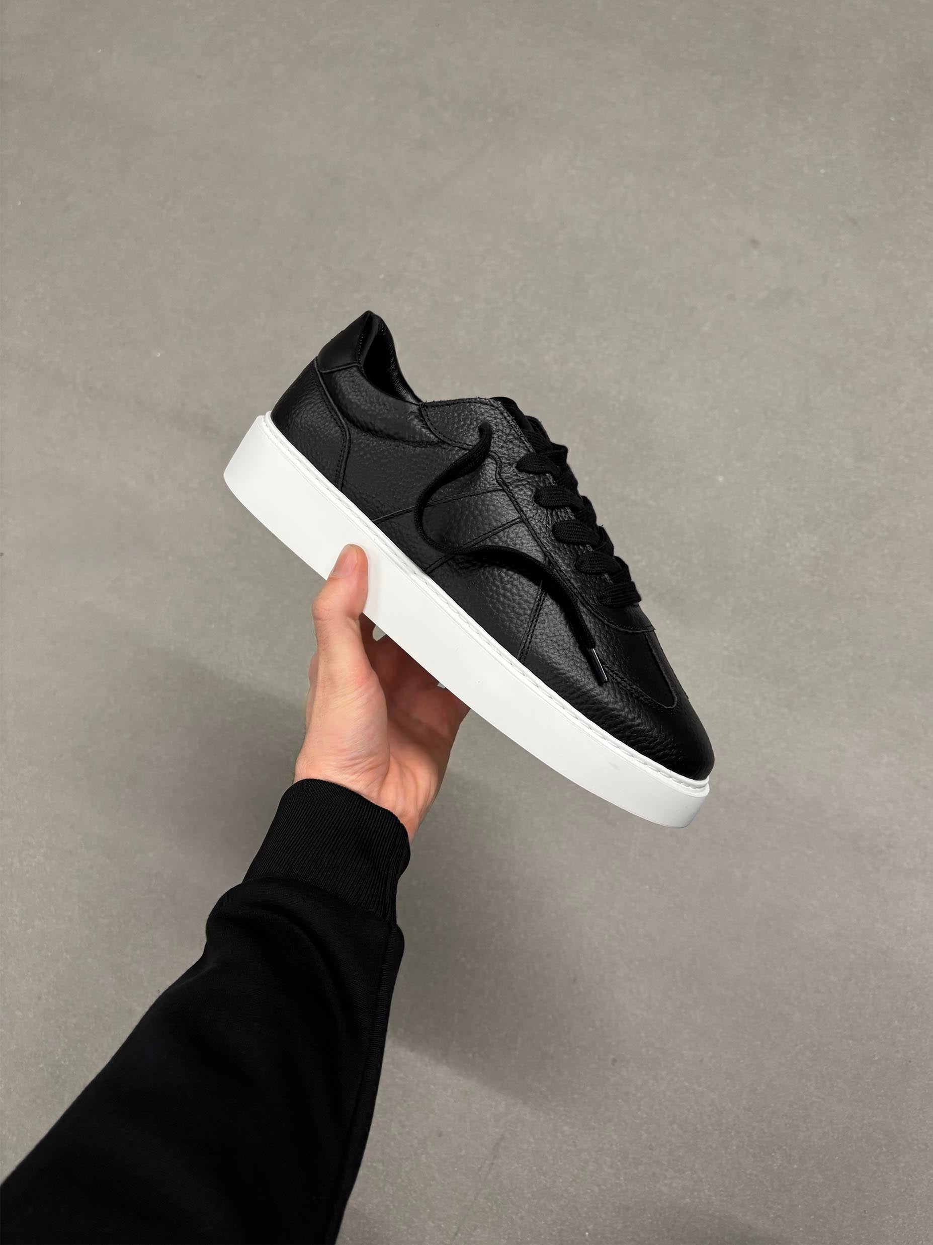 Classic Court Trainer in Black