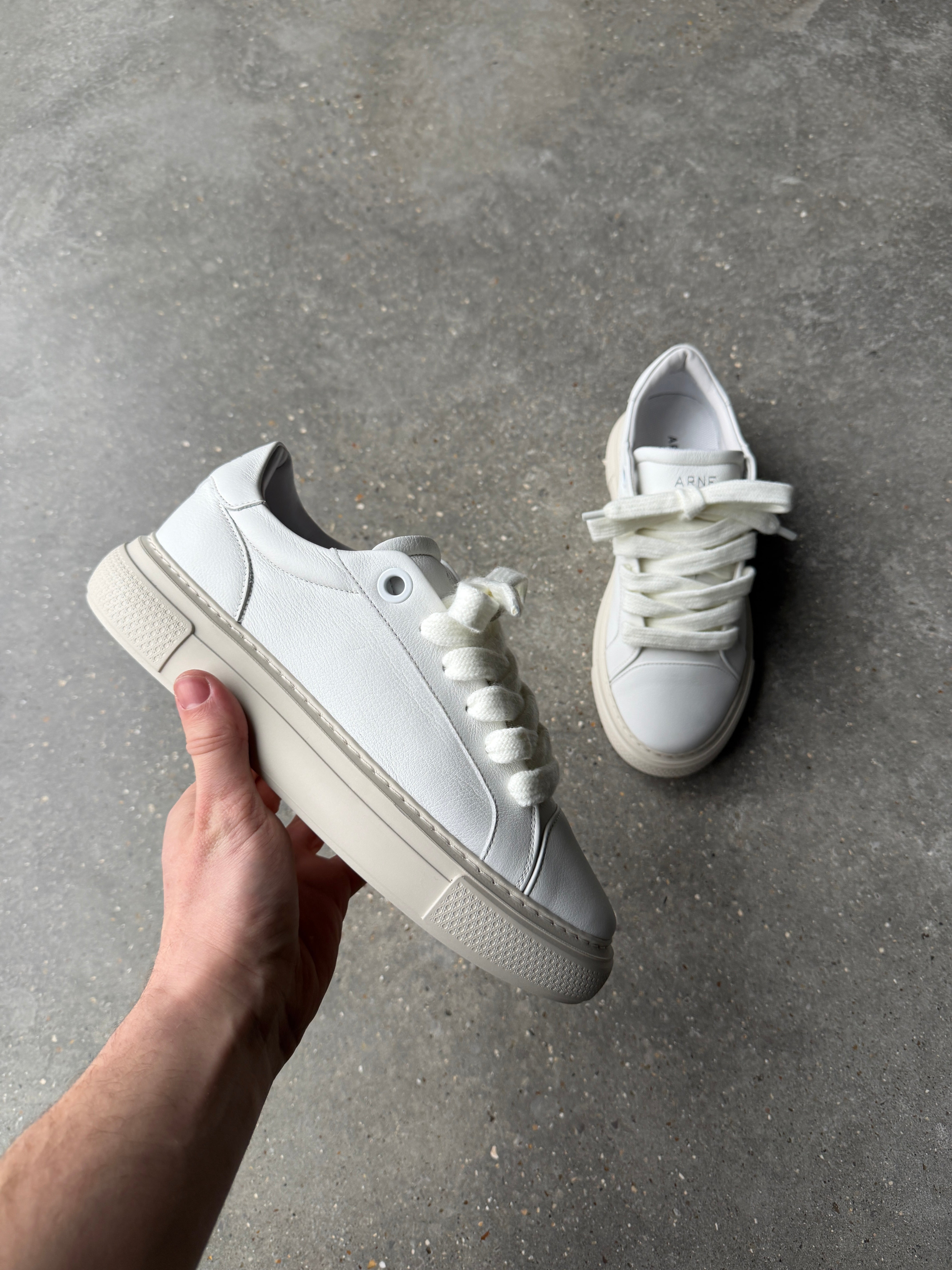 Chunky Essential Trainer in White Beige