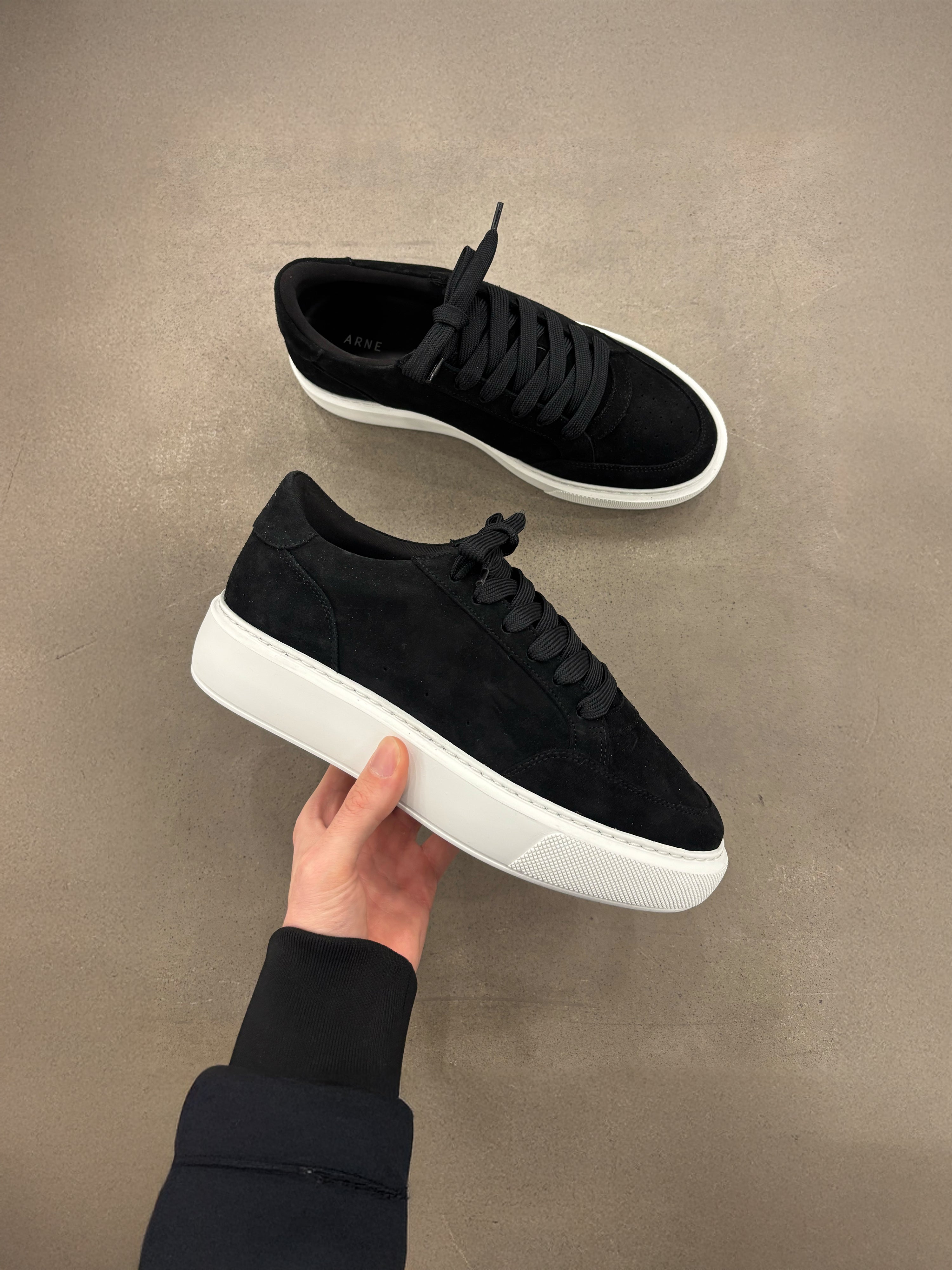 Suede Court 2.0 Trainer in Black