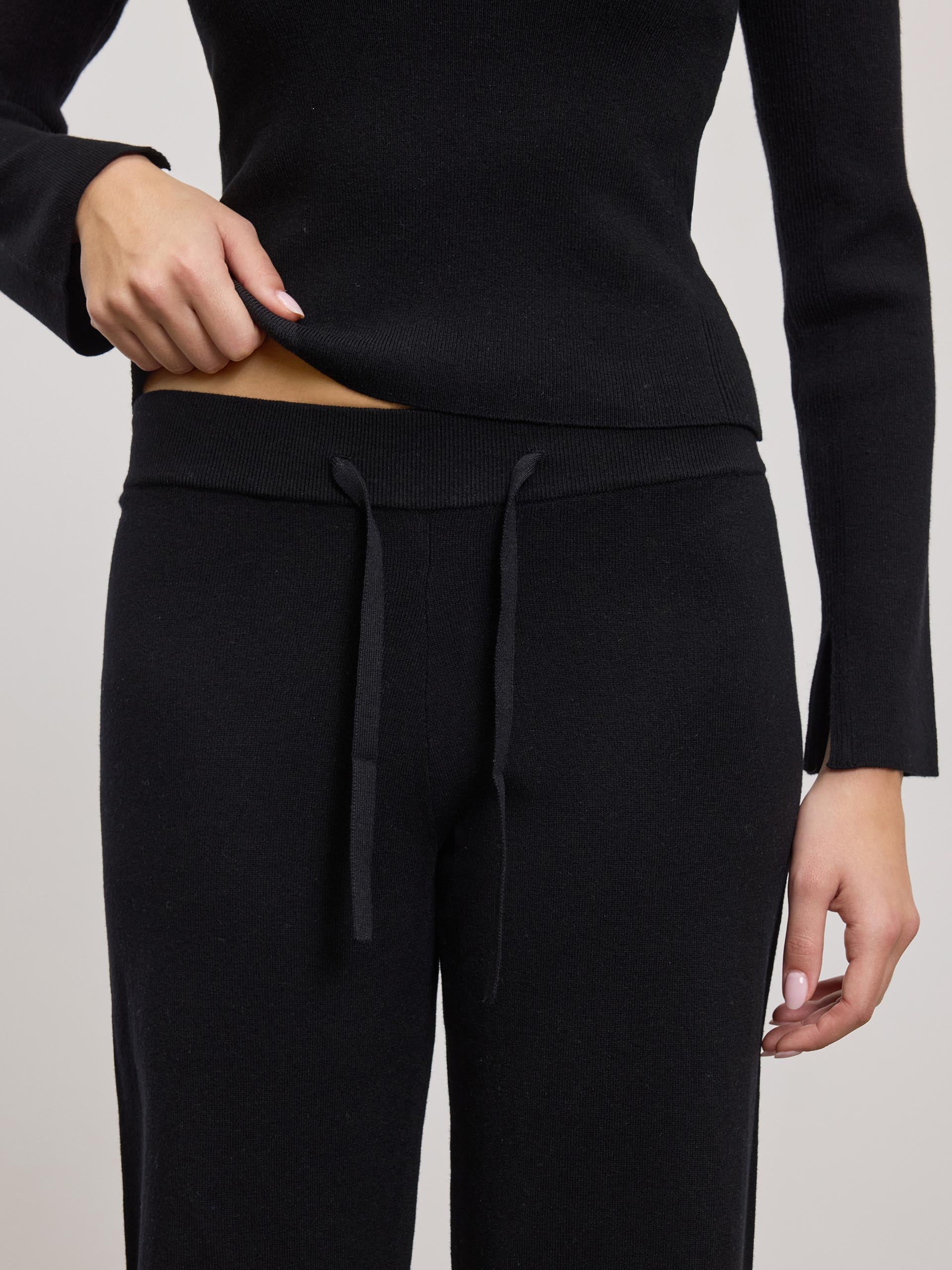 Womens Light Knit Straight Leg Jogger in Black