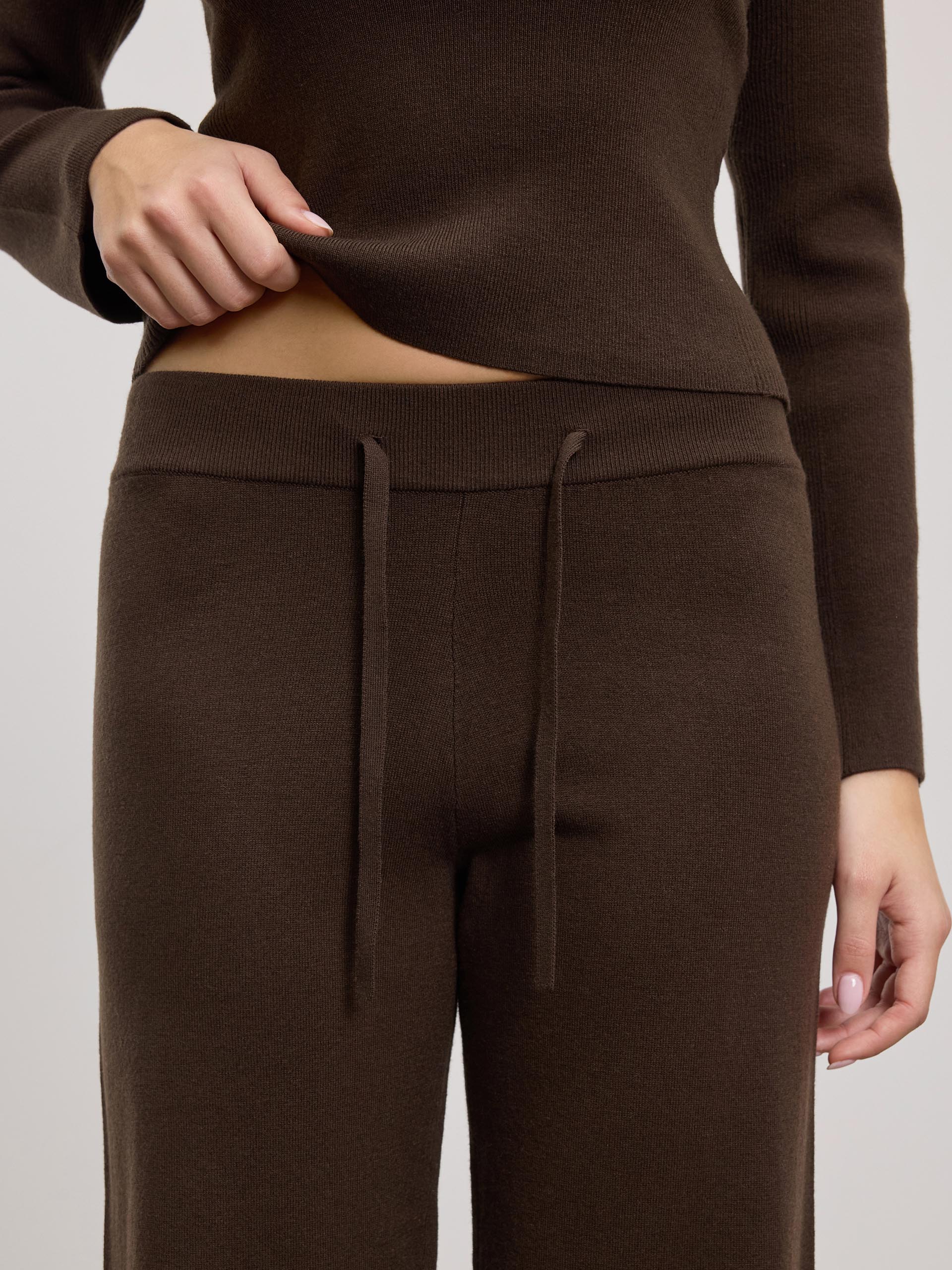 Womens Light Knit Straight Leg Jogger in Brown