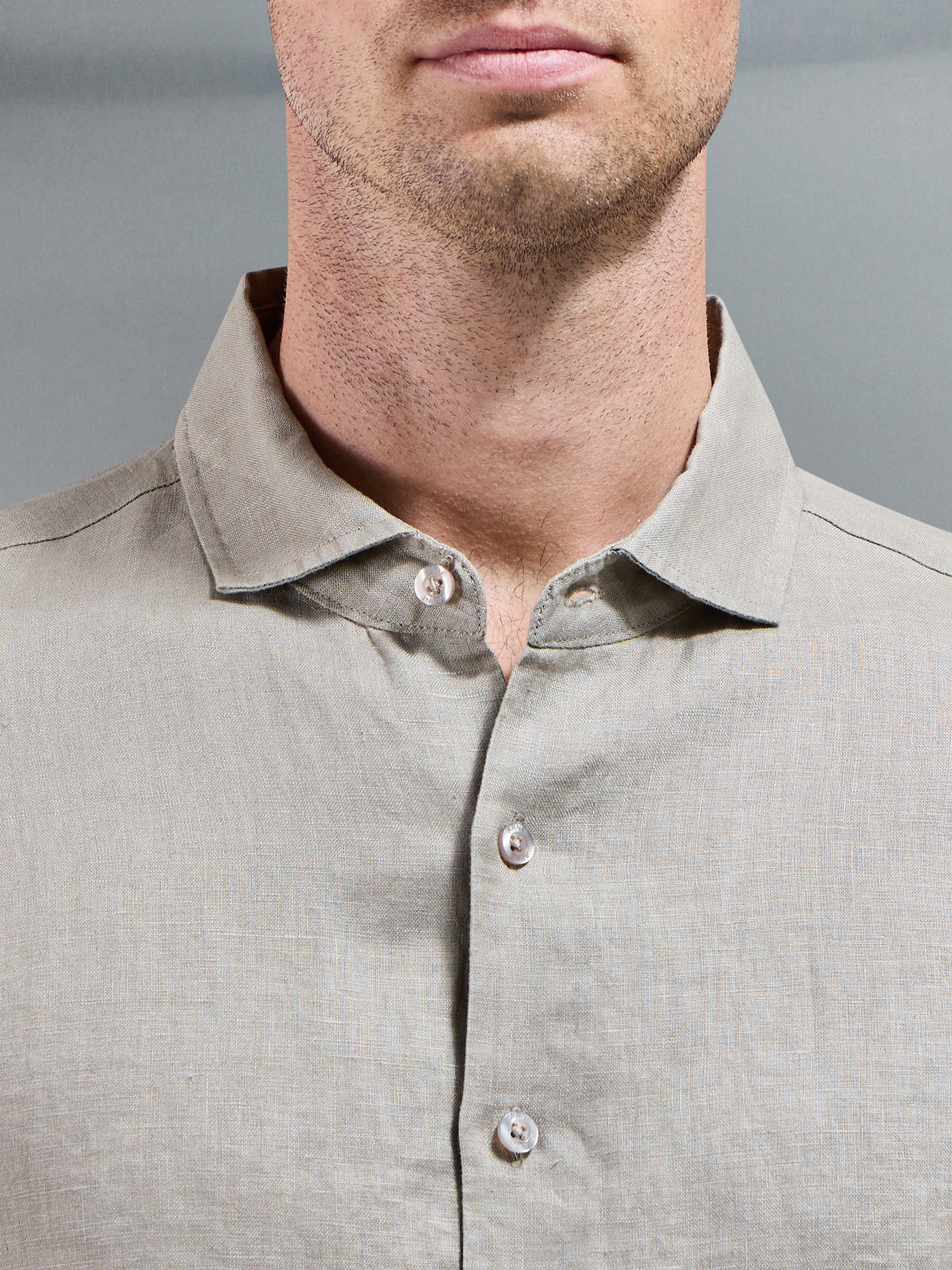 Linen Long Sleeve Cutaway Collar Shirt in Light Sage