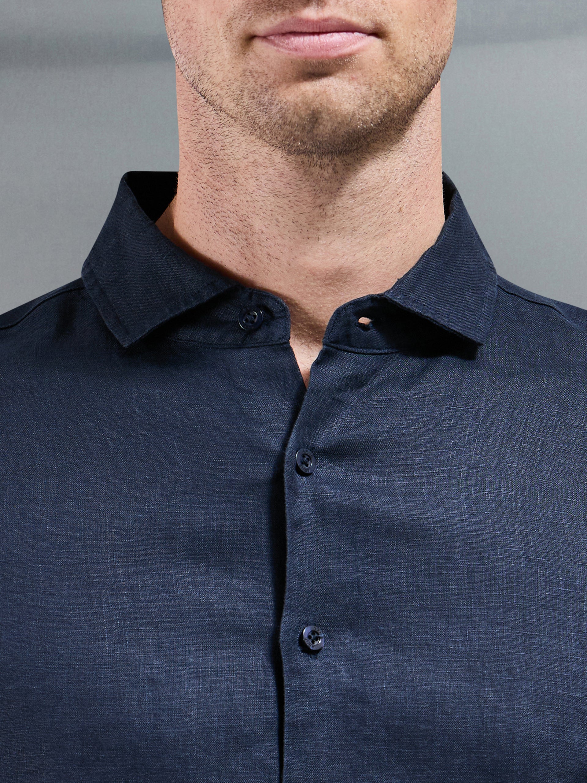 Linen Long Sleeve Cutaway Collar Shirt in Navy