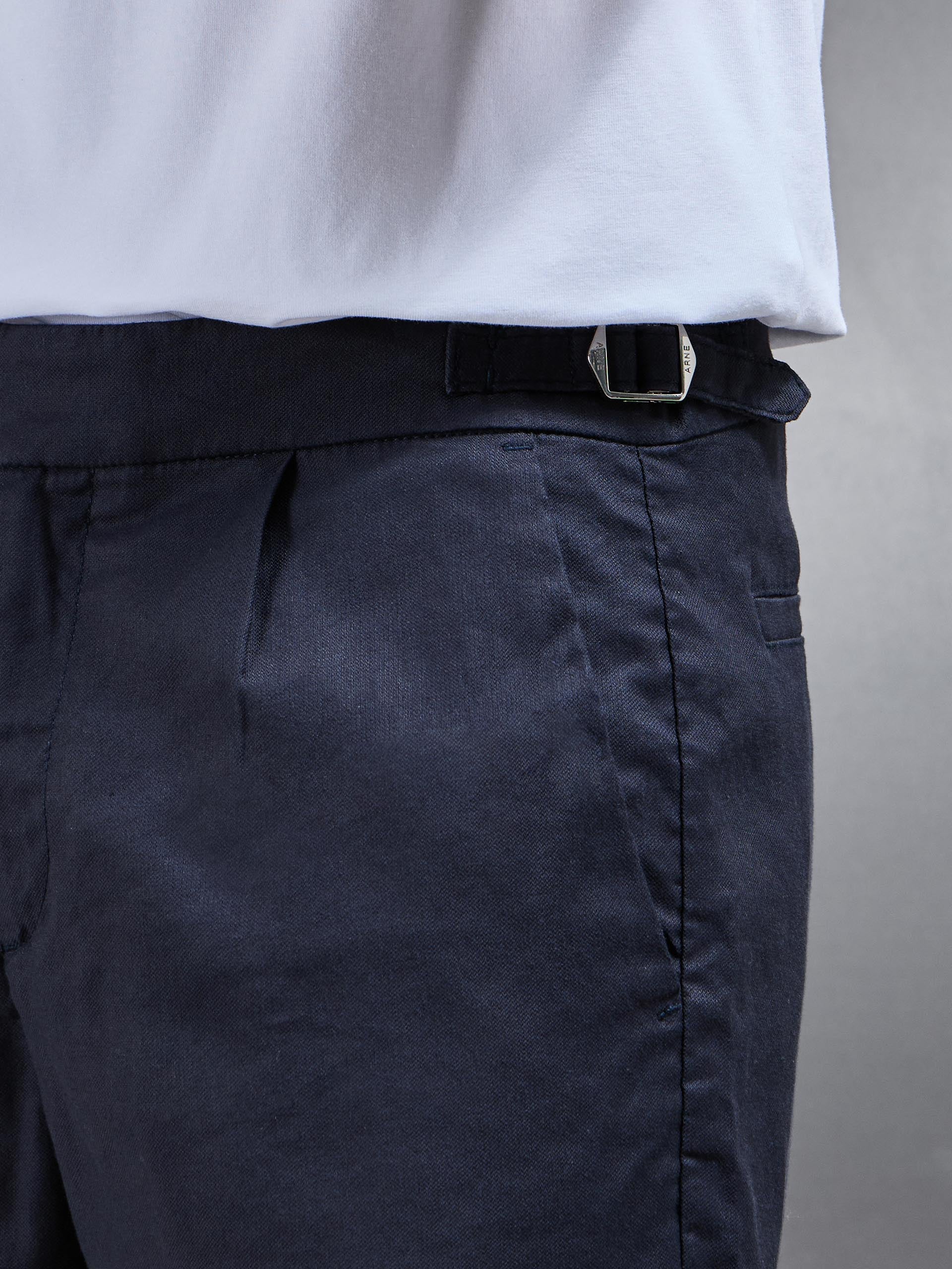 Linen Tailored Short in Navy