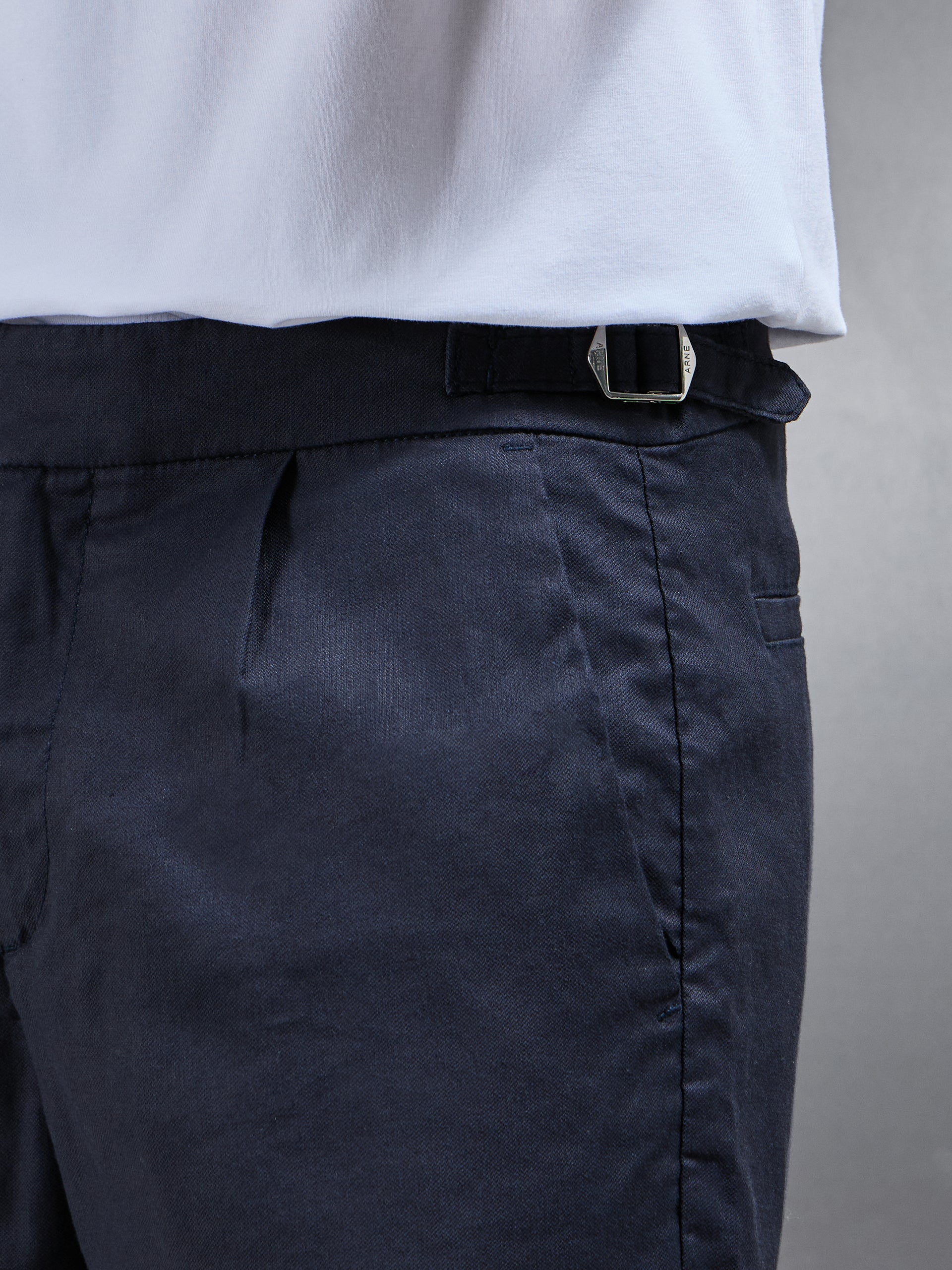 Linen Tailored Short in Navy