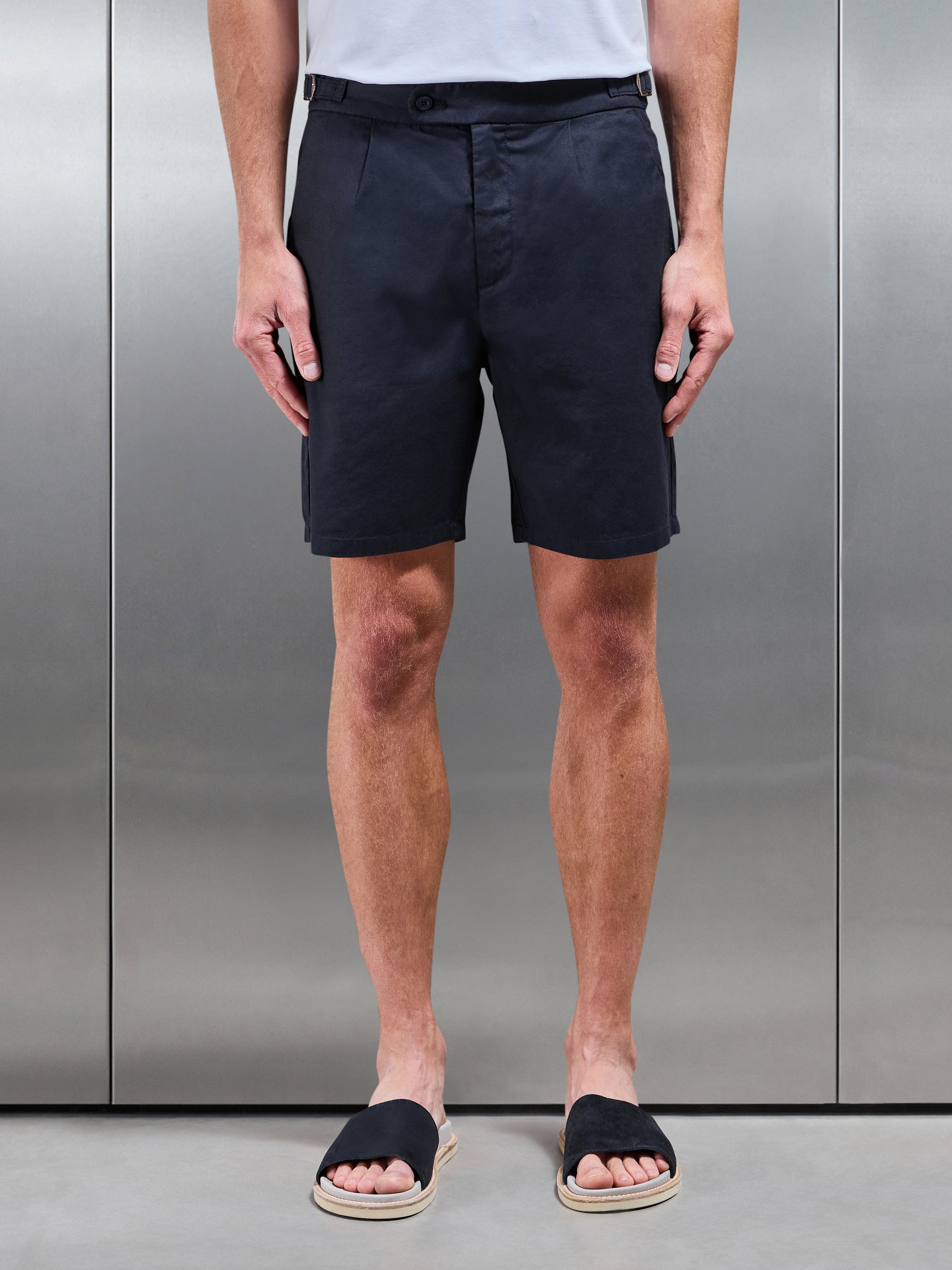 Linen Tailored Short in Navy