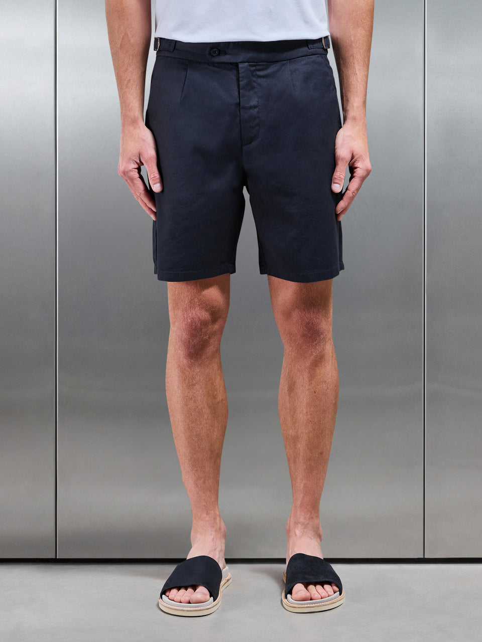 Linen Tailored Short in Navy