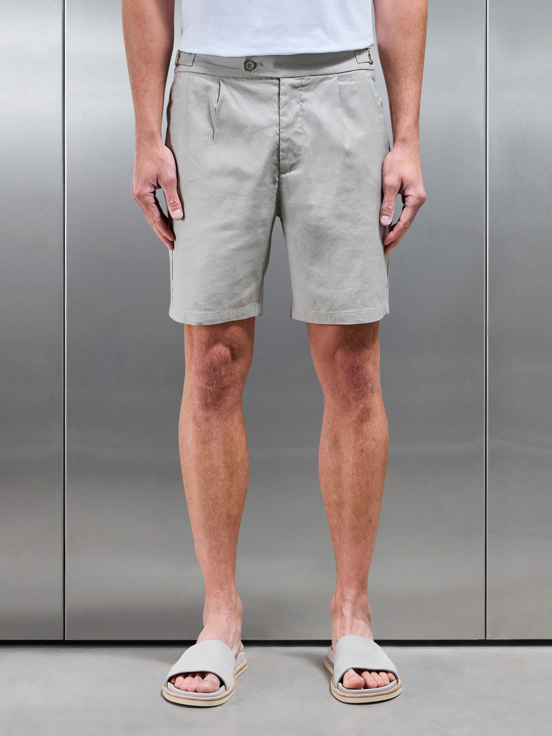 Linen Tailored Short in Stone