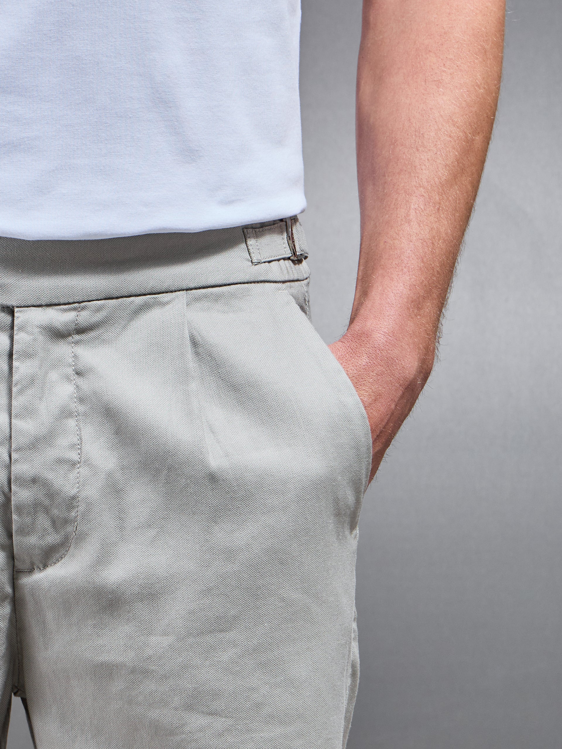 Linen Tailored Short in Stone