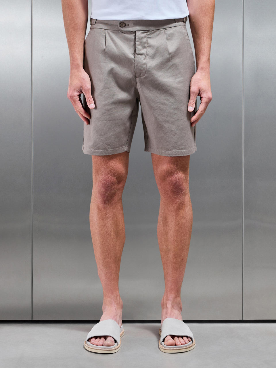 Linen Tailored Short in Taupe