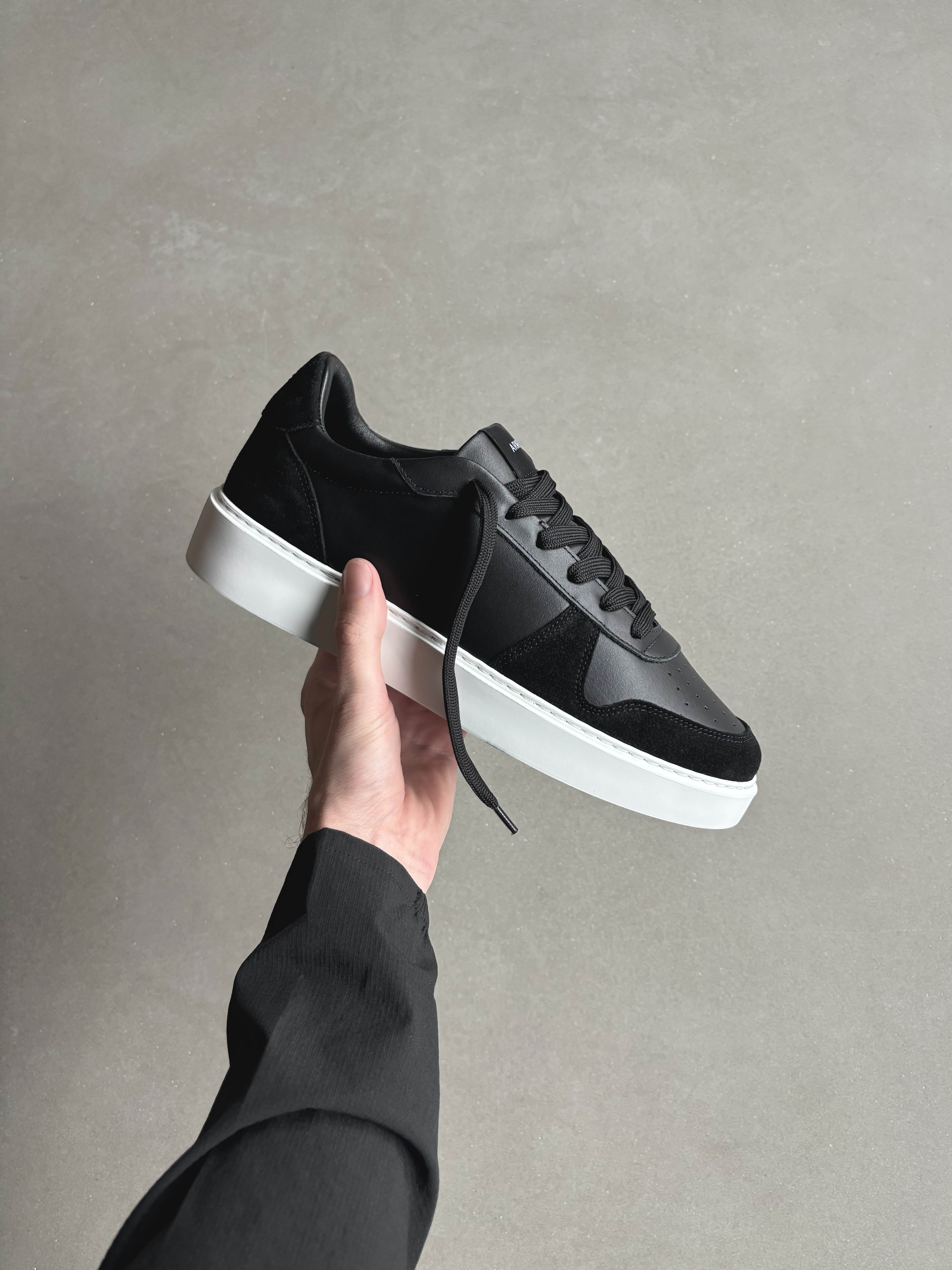 Mid Court Trainer in Black