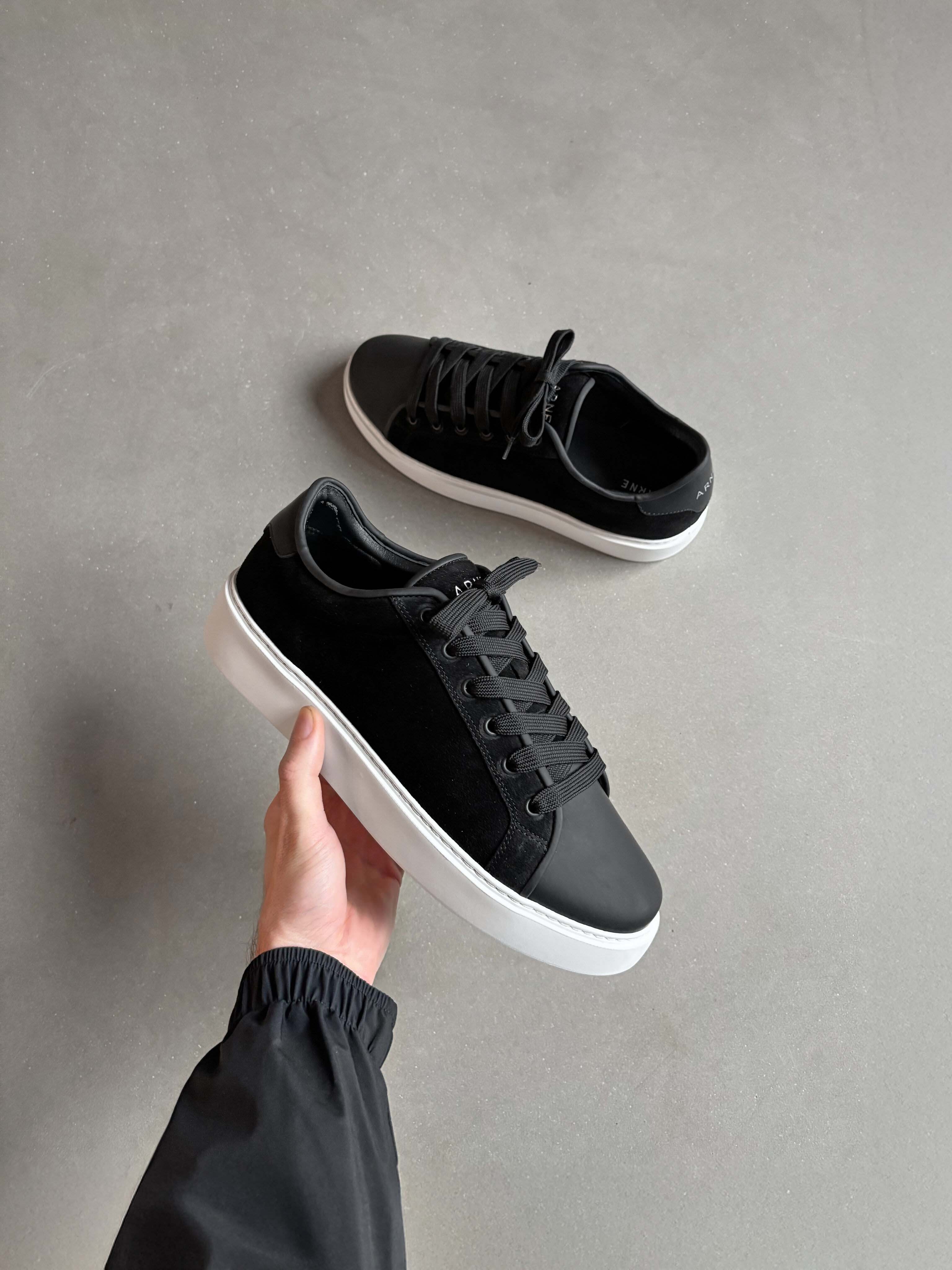 Mid Leather Toe Cap Trainer in Black